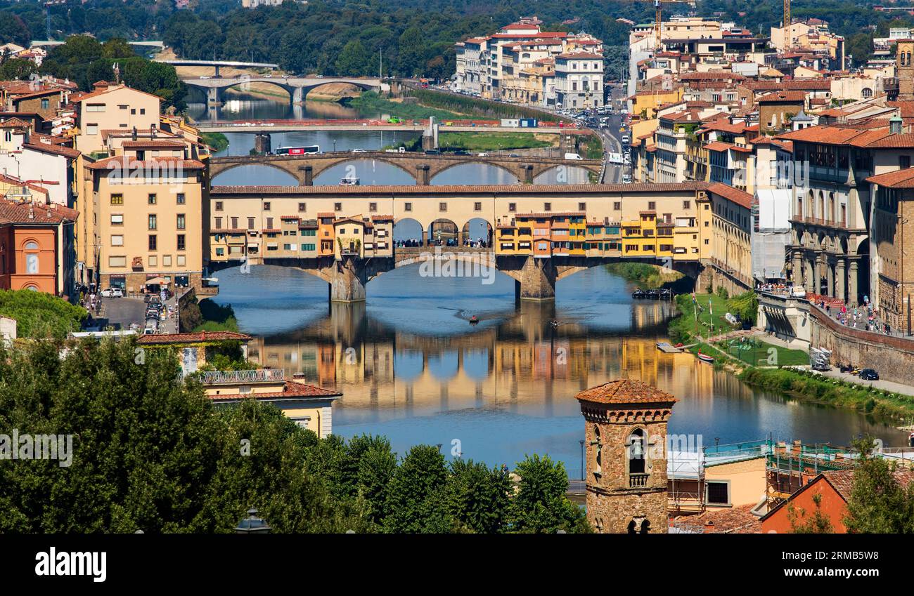 Il Ponte Vecchio sul fiume Arno a Firenze, agosto 2023 Foto Stock