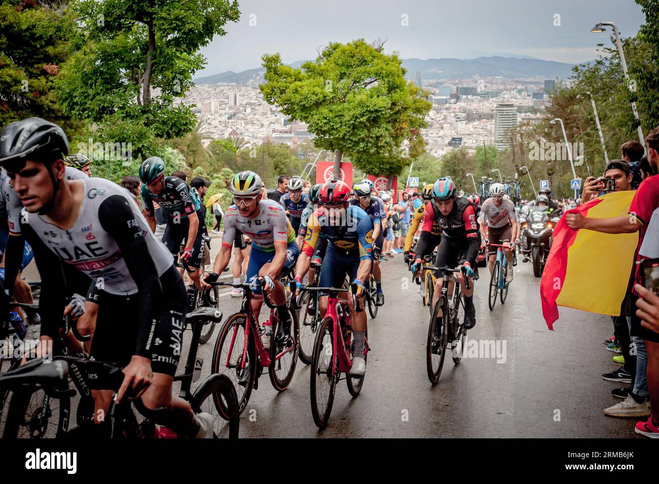 27 agosto 2023, Barcellona, Spagna: I ciclisti scalano la collina di Montjuic a Barcellona durante la seconda tappa de la Vuelta a Espana 2023. Credito: Jordi Boixareu/Alamy Live News Foto Stock