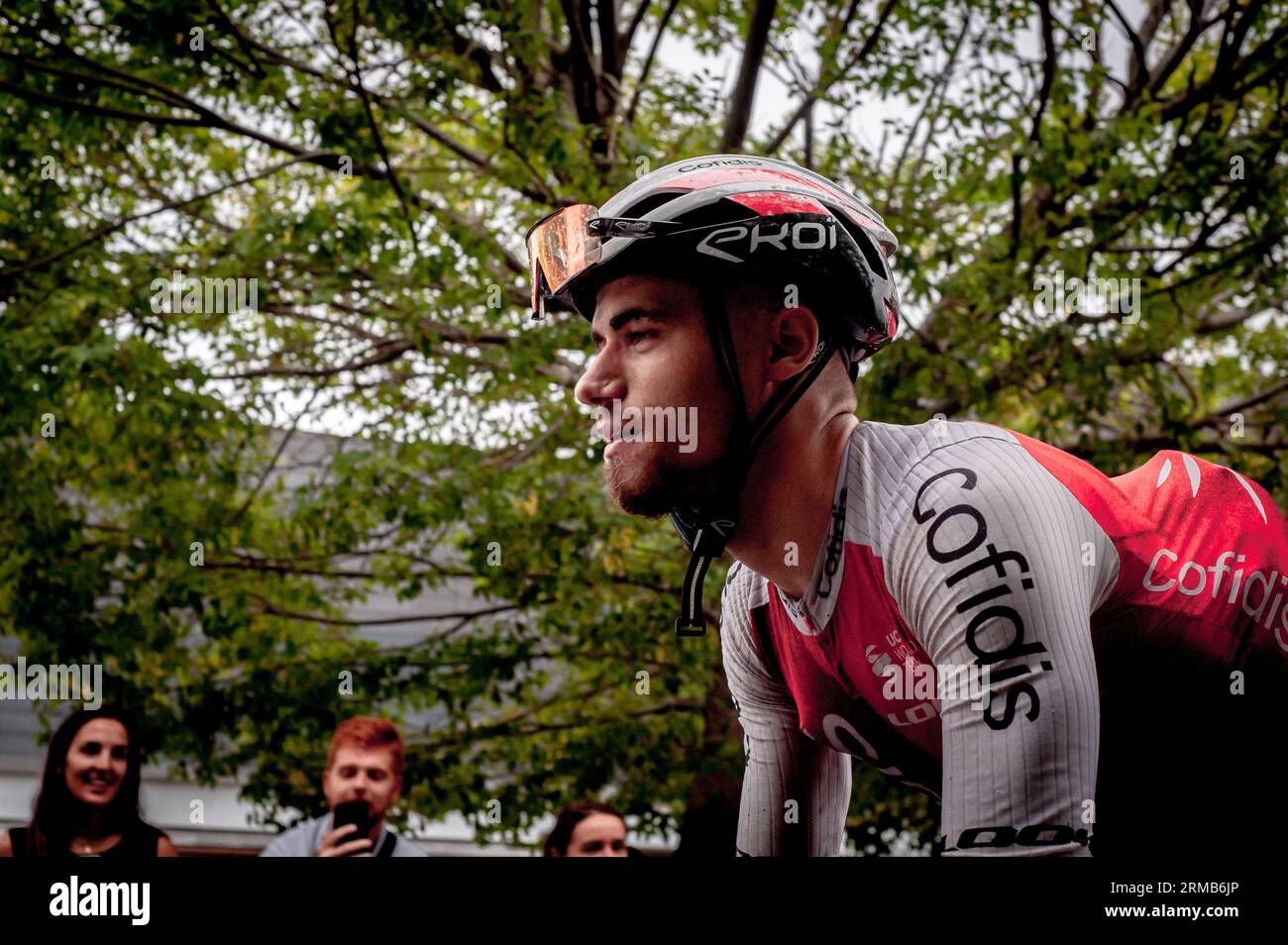 27 agosto 2023, Barcellona, Spagna: Il ciclista del team Cofidis sale la collina di Montjuic a Barcellona durante la seconda tappa de la Vuelta a Espana 2023. Credito: Jordi Boixareu/Alamy Live News Foto Stock