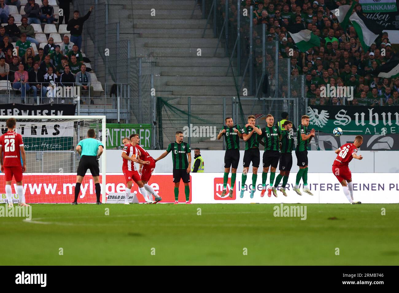 Essen, Germania, 27.08.2023. Rot-Weiss Essen vs. SC Preussen Muenster, calcio, 3. Liga, giorno 4, stagione 2023/2024. LE NORMATIVE DFL di Torben Muesel (Rot-Weiss Essen) VIETANO L'USO DI FOTOGRAFIE COME SEQUENZE DI IMMAGINI E/O QUASI-VIDEO. Credito: NewsNRW / Alamy Live News Foto Stock