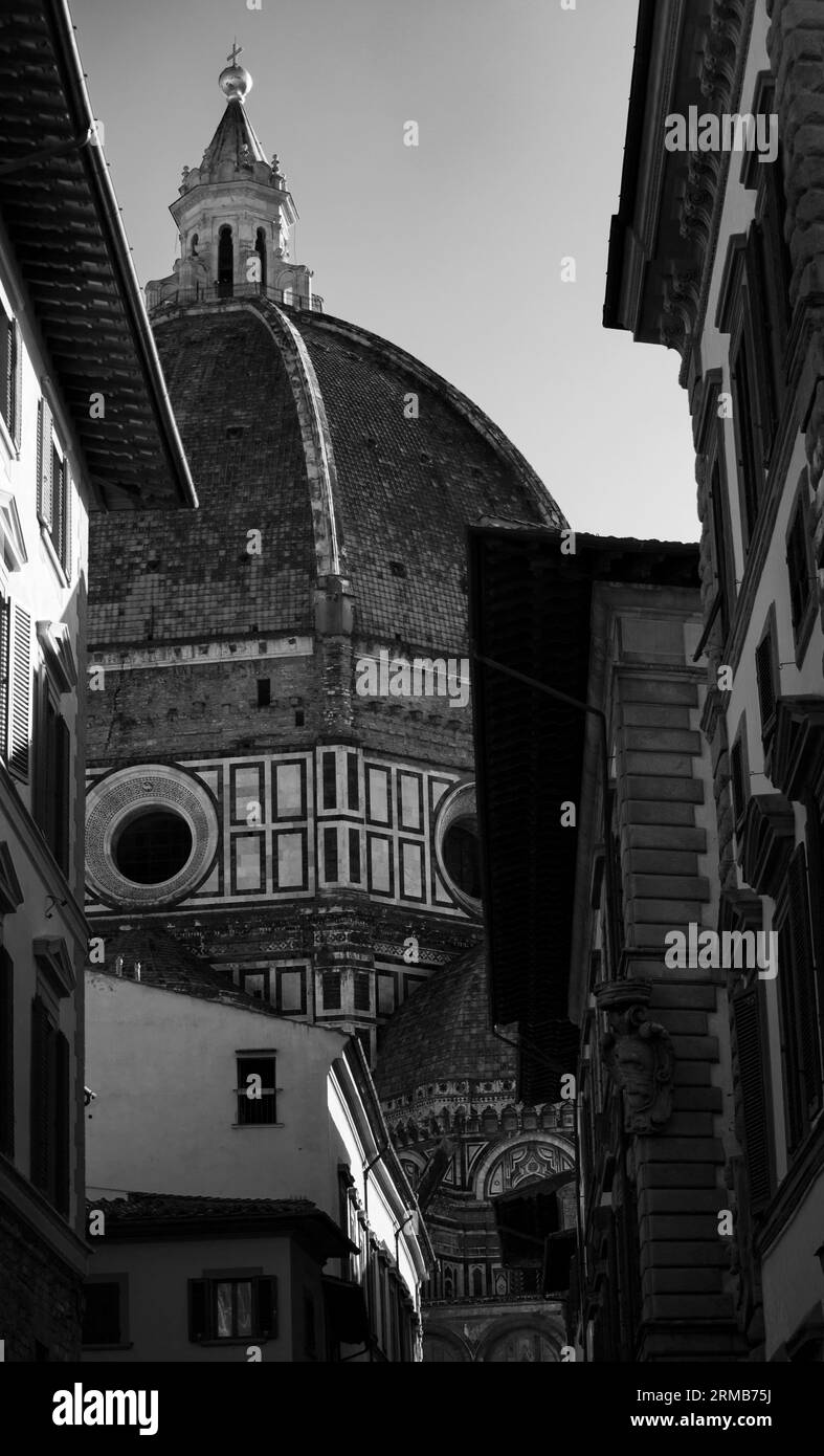 Cattedrale di Firenze, Cattedrale di Santa Maria del Fiore con la cupola del Brunelleschi, città sul retro, estate 2023 Foto Stock