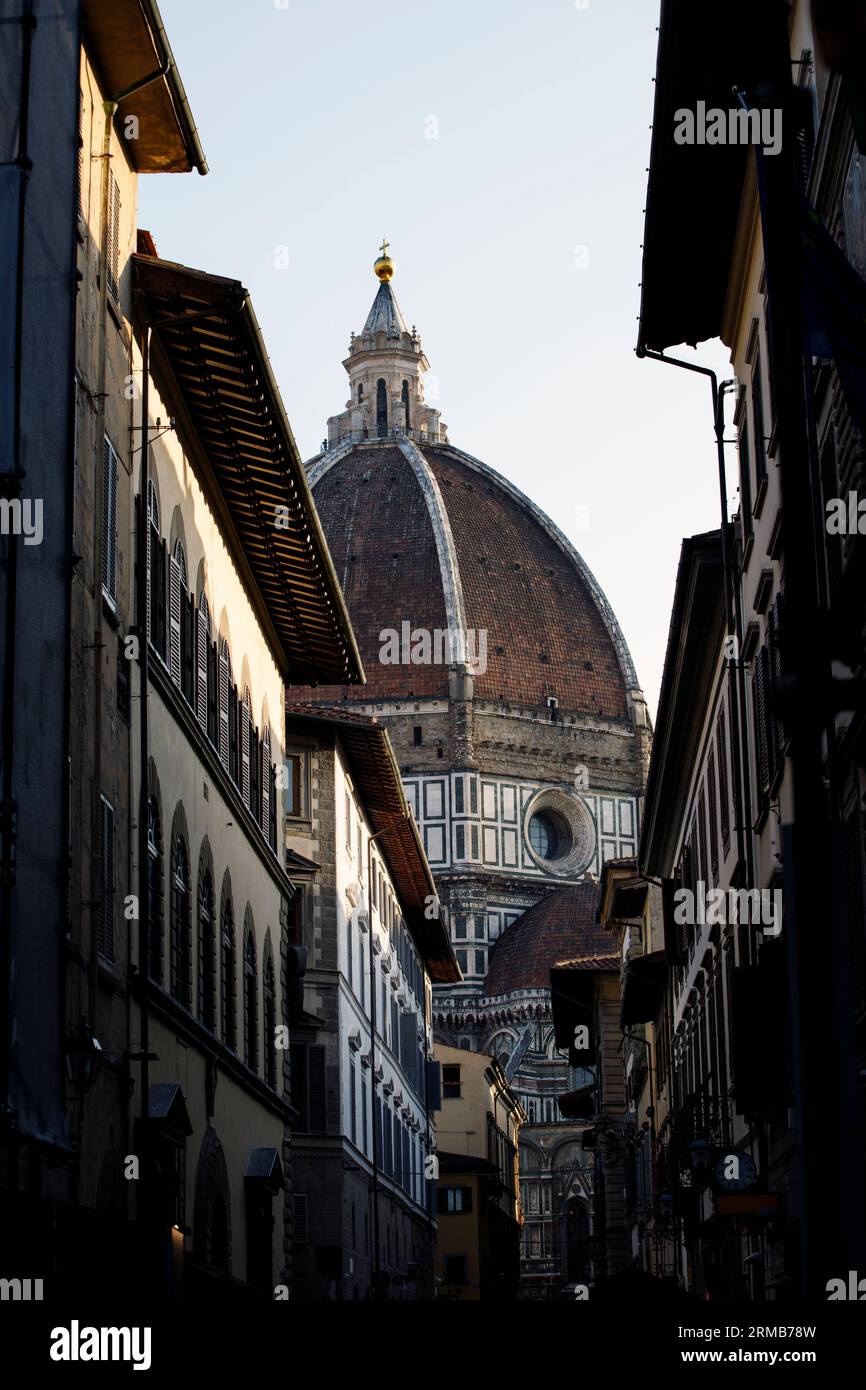Cattedrale di Firenze, Cattedrale di Santa Maria del Fiore con la cupola del Brunelleschi, città sul retro, estate 2023 Foto Stock