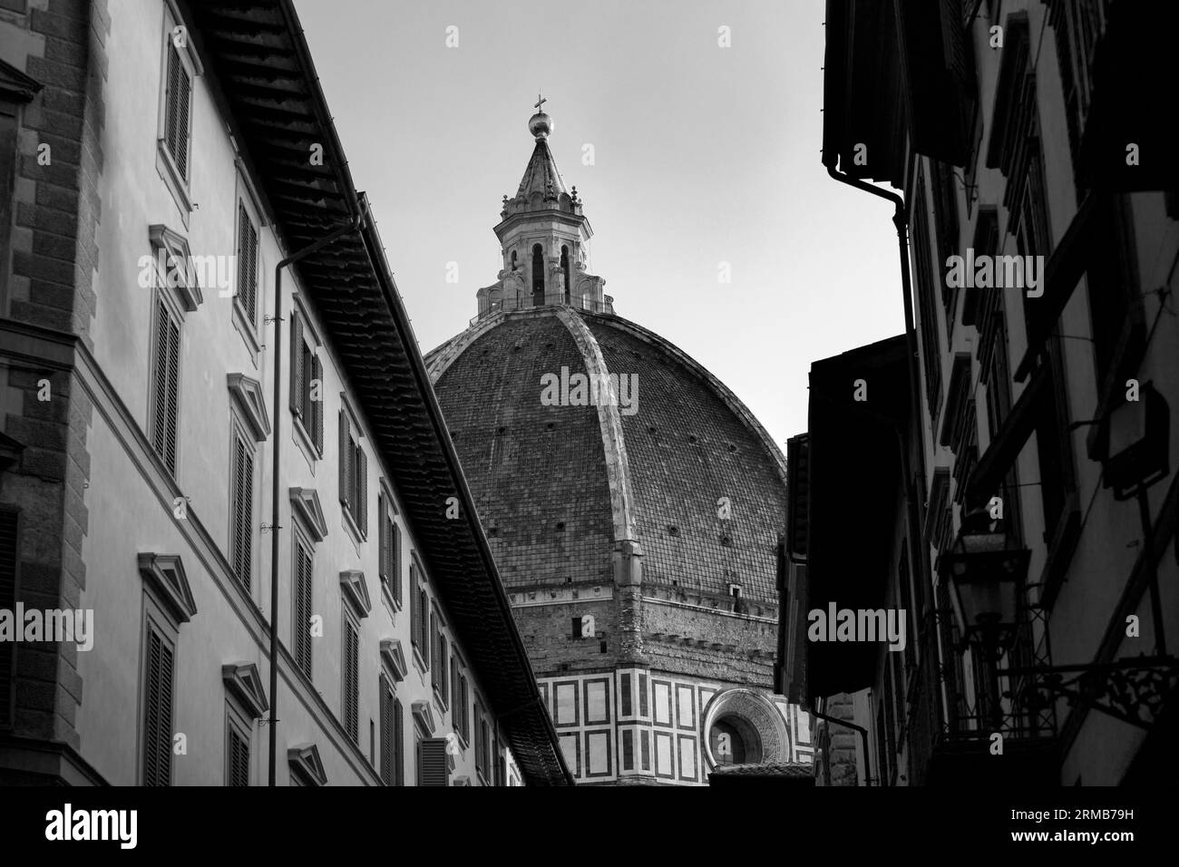 Cattedrale di Firenze, Cattedrale di Santa Maria del Fiore con la cupola del Brunelleschi, città sul retro, estate 2023 Foto Stock