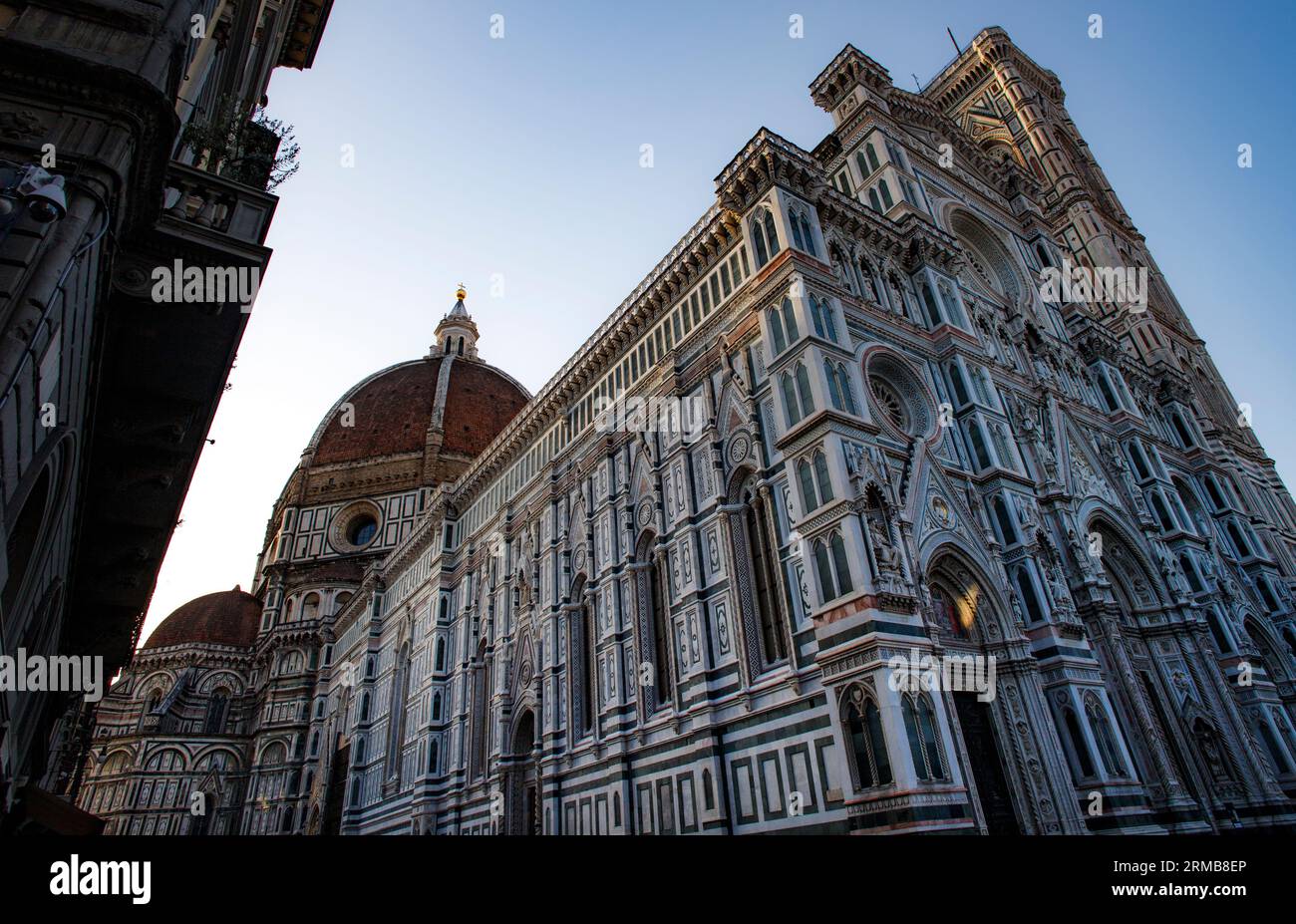 Duomo di Firenze, Cattedrale di Santa Maria del Fiore con la cupola del Brunelleschi, immagine grandangolare, estate 2023 Foto Stock