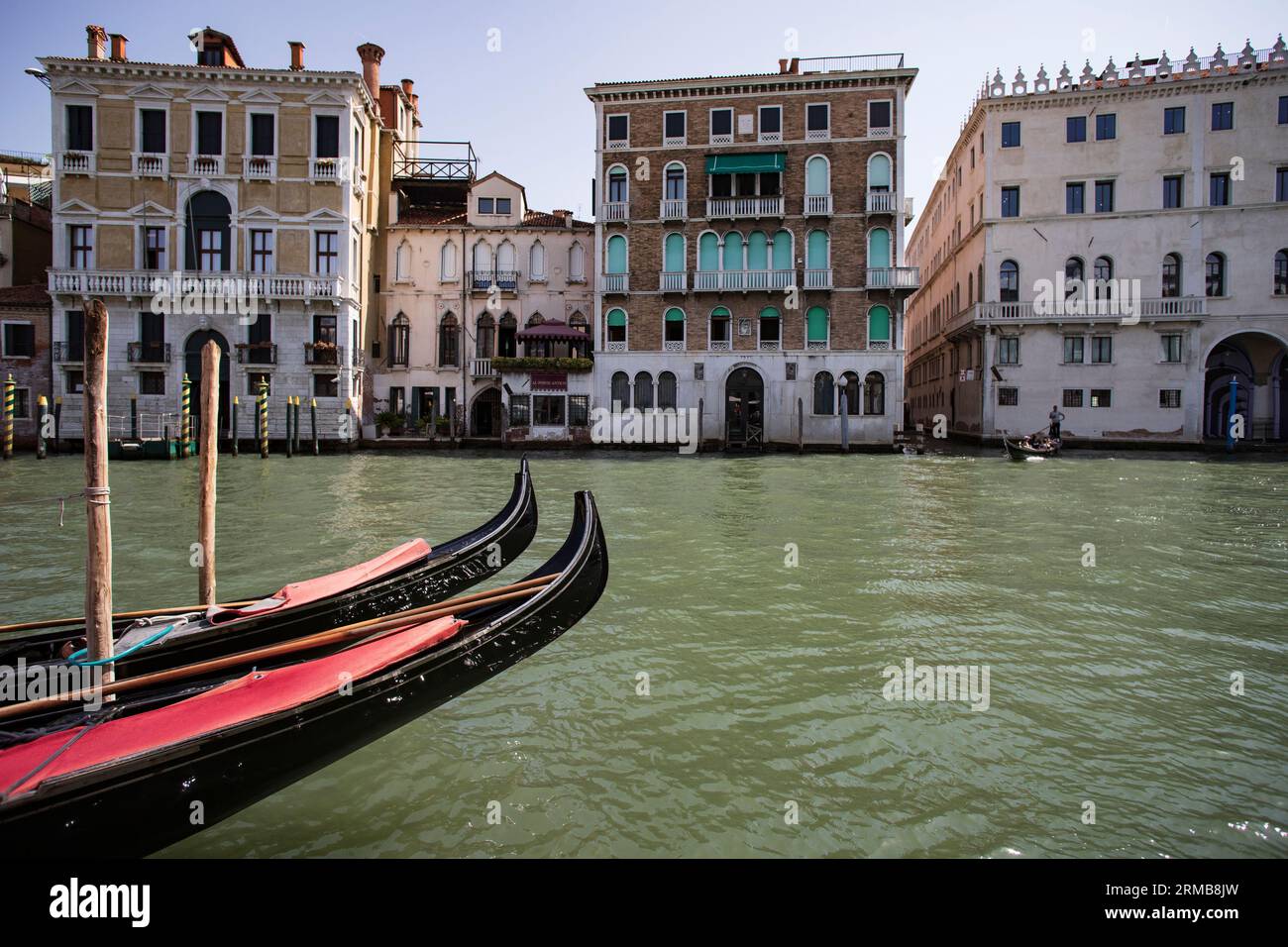 Una fila di gondole sul Canal grande a Venezia, Italia, agosto 2023 Foto Stock