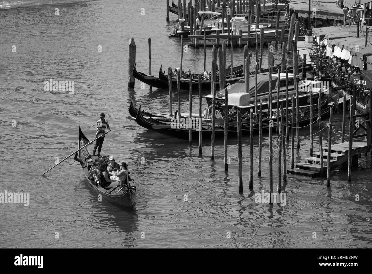 Goldolas sul Canal grande a Venezia, Italia, agosto 2023 Foto Stock