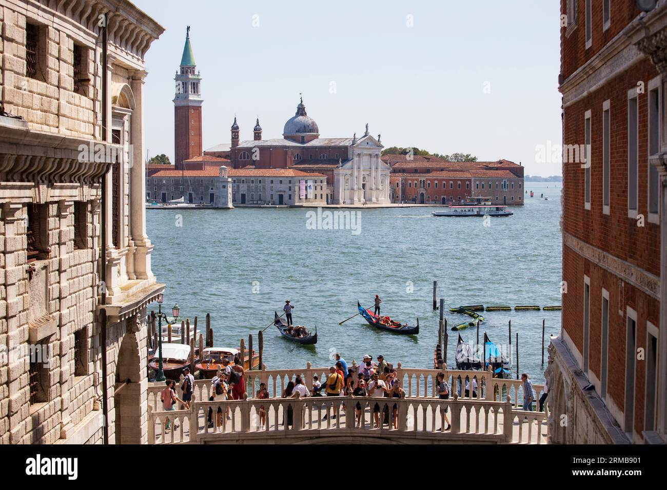 Goldolas sul bacino vicino a piazza San Marcos a Venezia, agosto 2023 Foto Stock