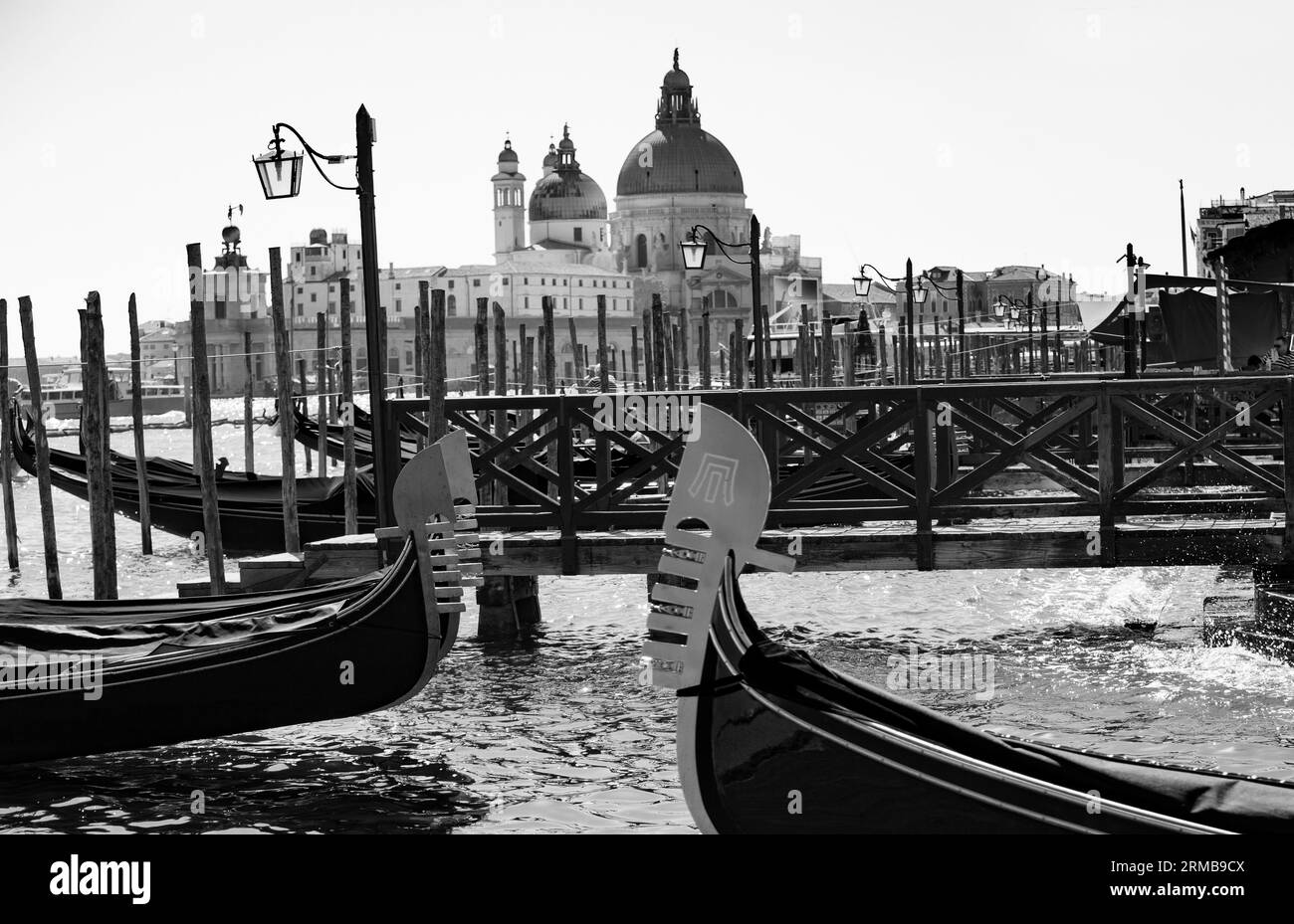 Goldolas sul bacino vicino a piazza San Marcos a Venezia, agosto 2023 Foto Stock