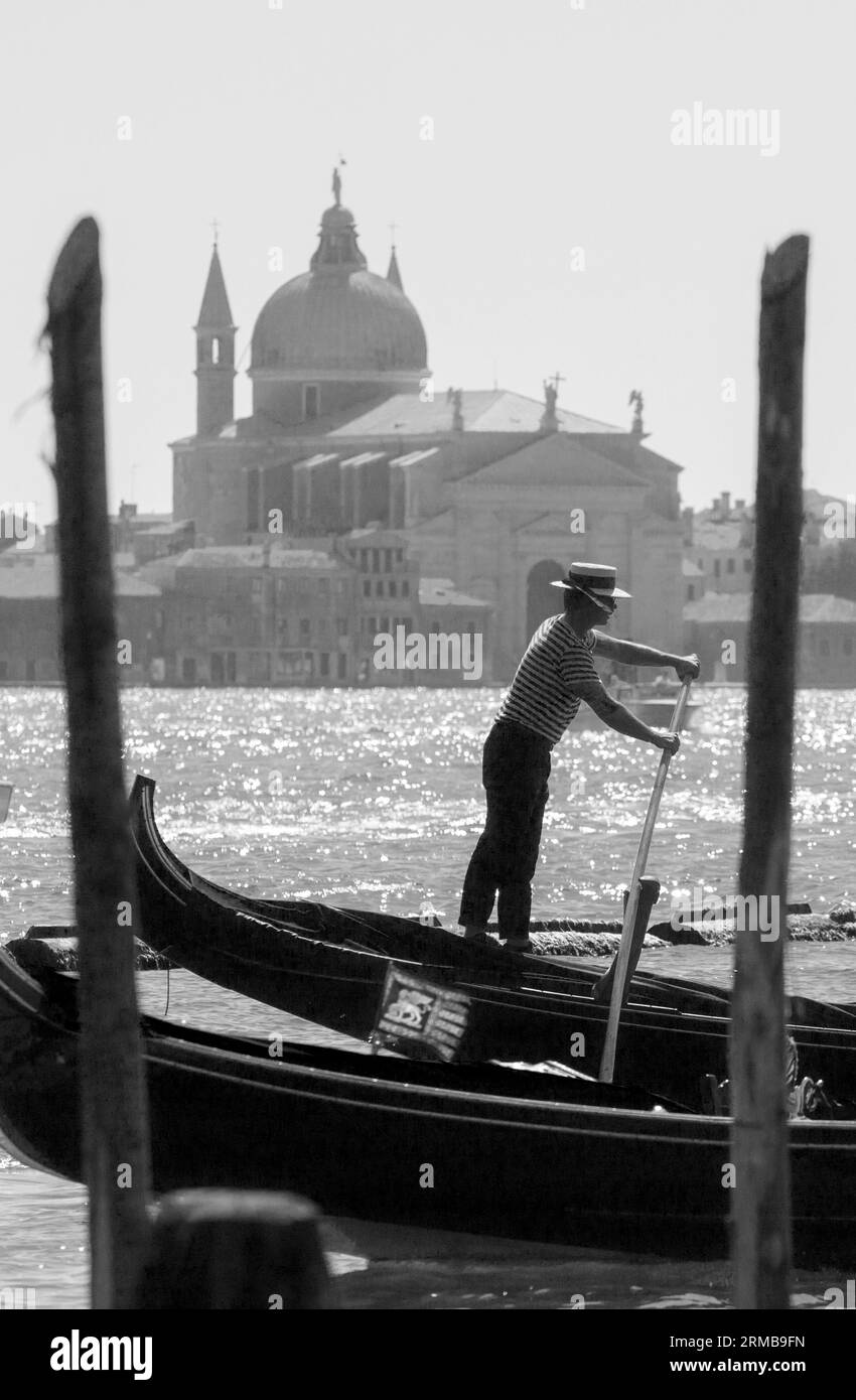 Goldolas sul bacino vicino a piazza San Marcos a Venezia, agosto 2023 Foto Stock