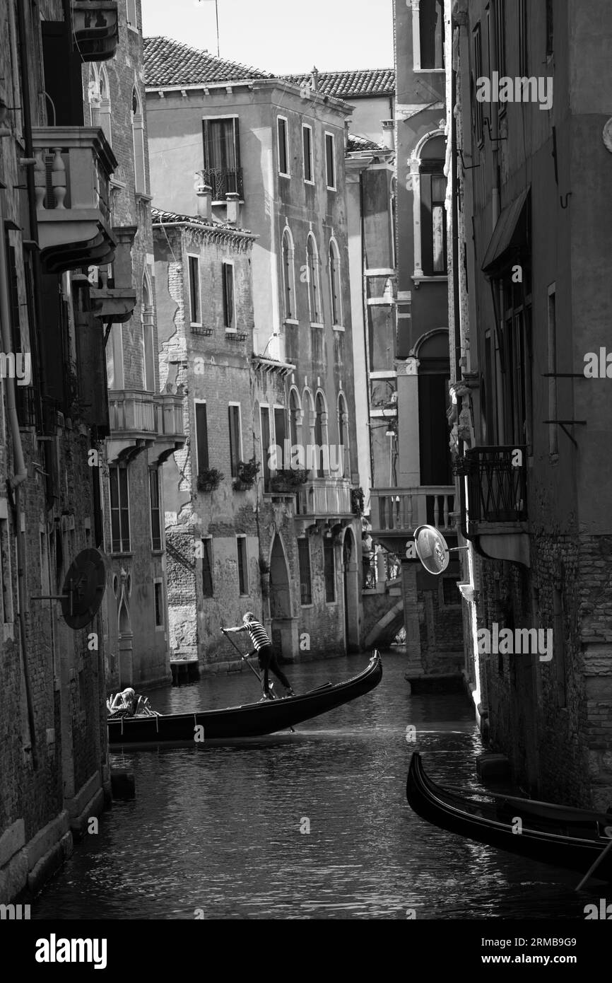 Una gondola sui canali di Venezia, Italia 2023 Foto Stock