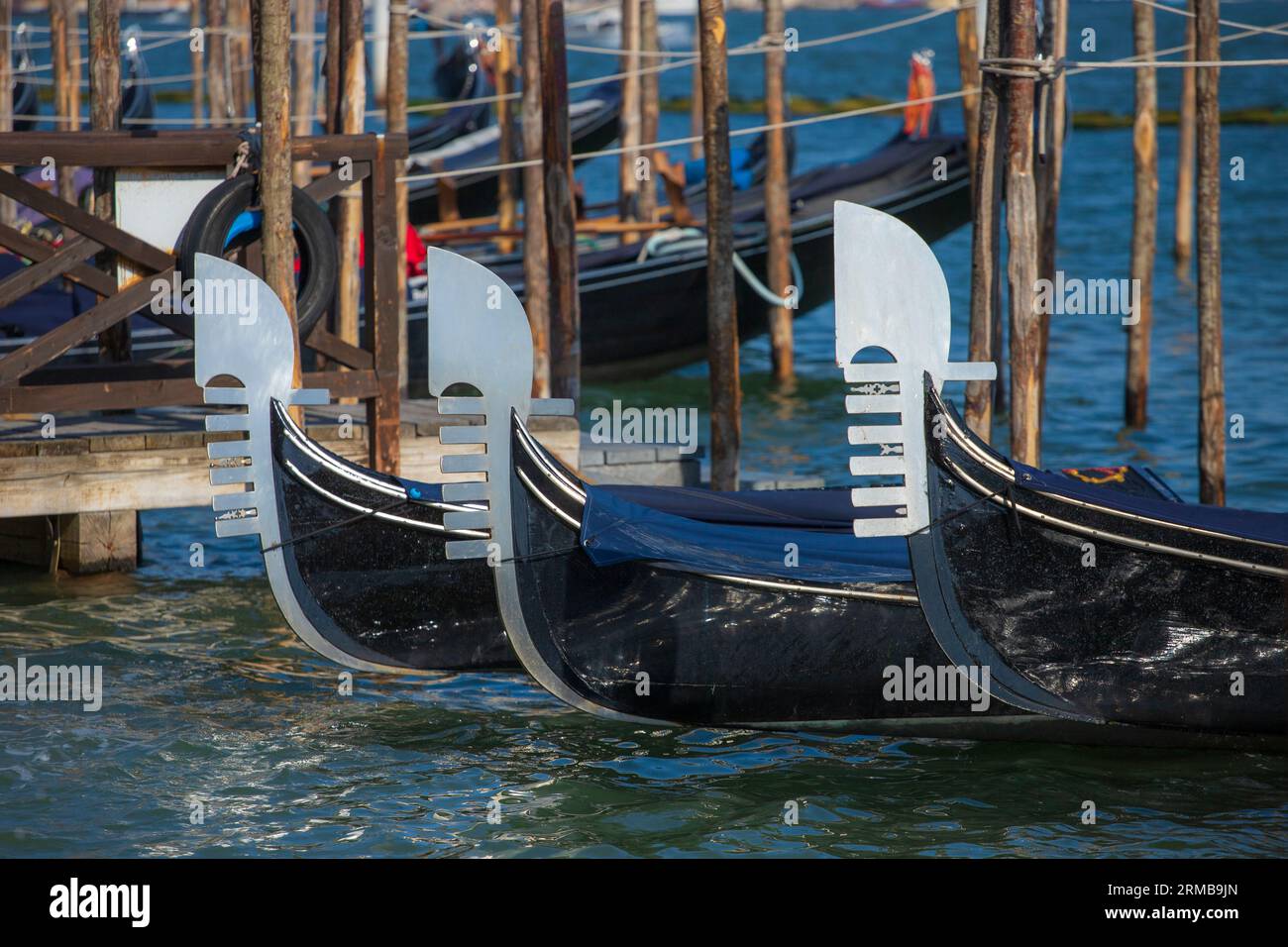 A Row of Gondolas with their ferro's in Venice Italy, agosto 2023 Foto Stock