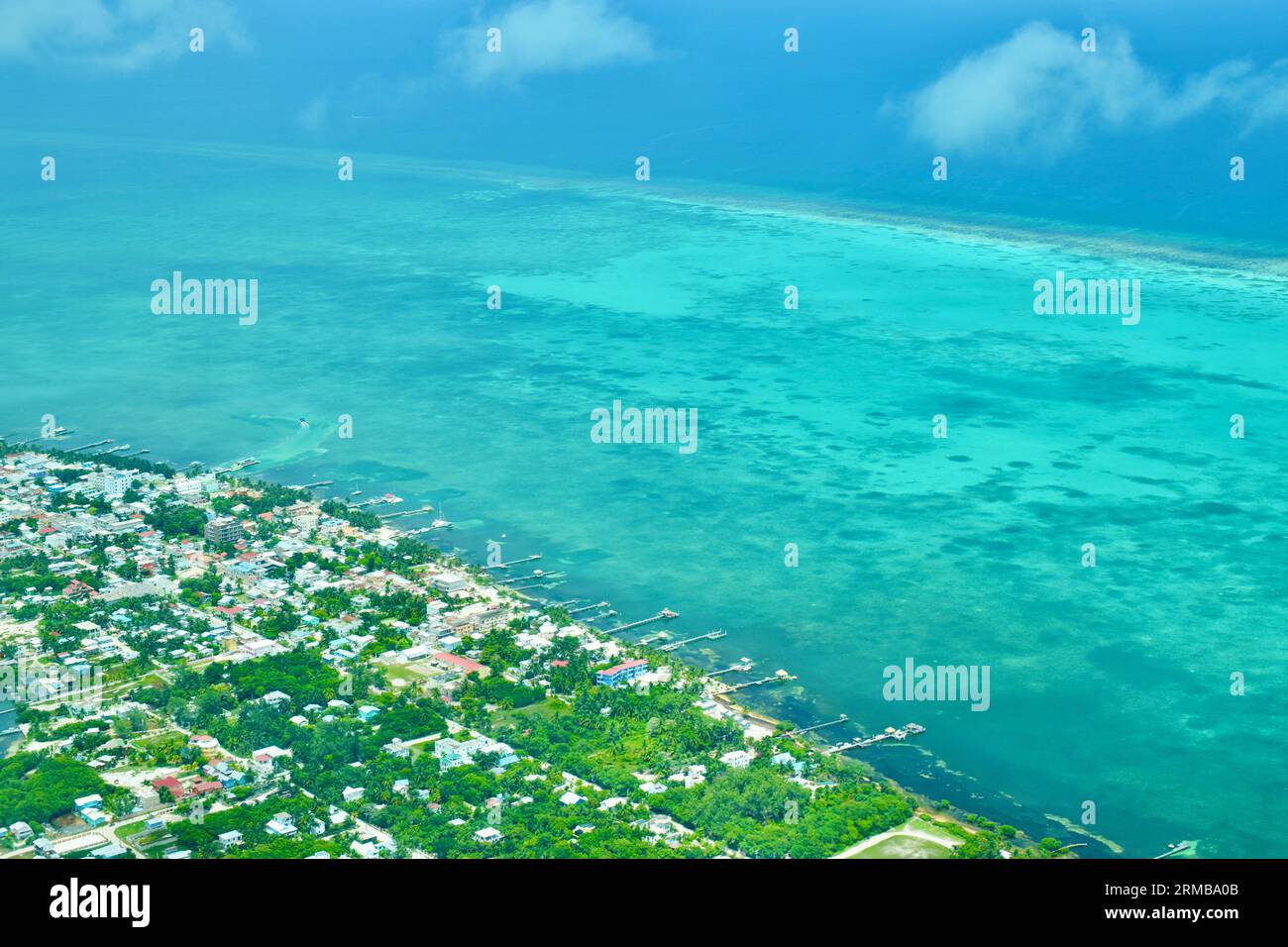 Una vista dal cielo di Caye Caulker e della Barriera Corallina del Belize. Foto Stock