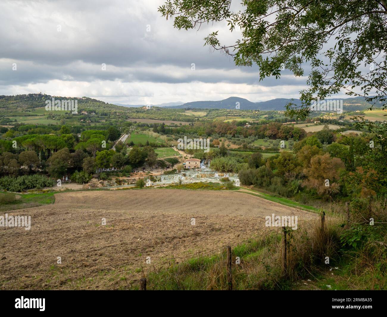 Paesaggio toscano con Cascate del Mulino tra il verde e le colline Foto Stock