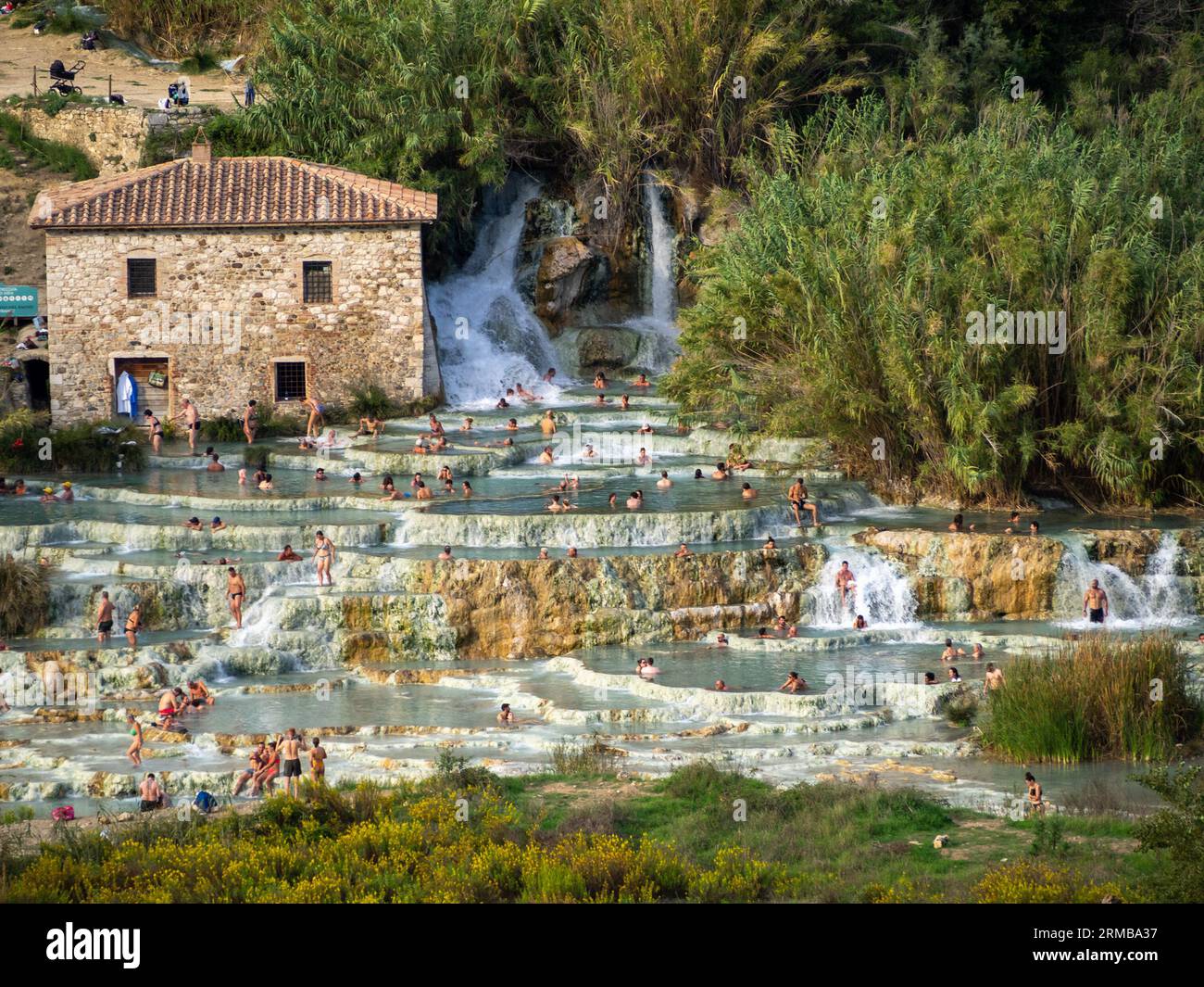 Bagni alle Cascate del Mulino in Toscana Foto Stock