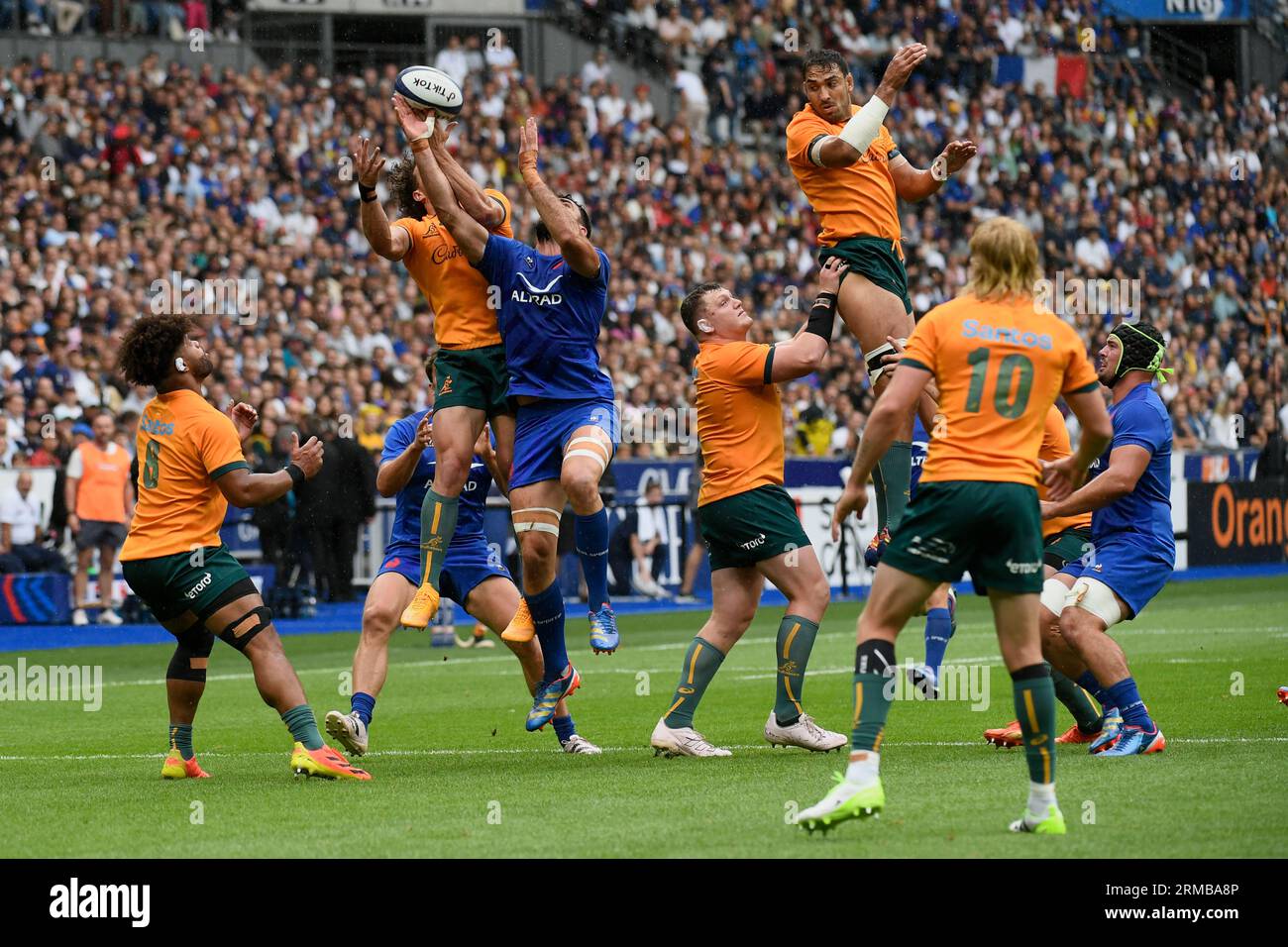 Francia, 27 agosto 2023. Julien Mattia/le Pictorium - Nazionale francese contro, Australia. , . Francia/Seine-Saint-Denis/Saint-Denis - recupero del Ballon da parte del XV de France durante la partita preparatoria tra il XV de France e l'Australia allo Stade de France, 27 agosto 2023. Crediti: LE PICTORIUM/Alamy Live News Foto Stock