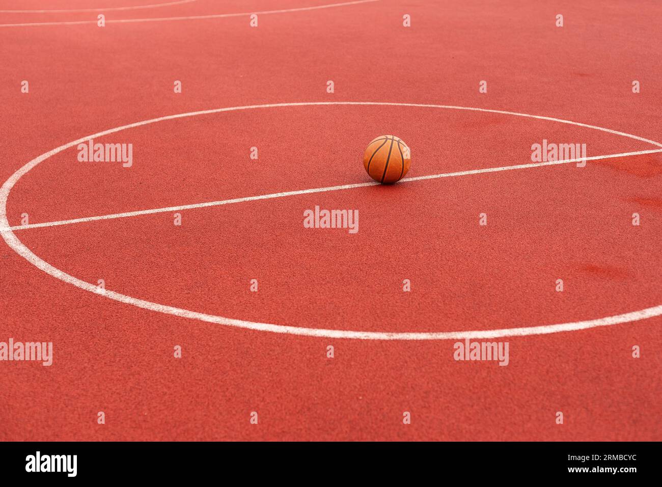 Pallacanestro arancione sul campo marrone della palestra, piano sportivo. Concetto di basket in strada Foto Stock