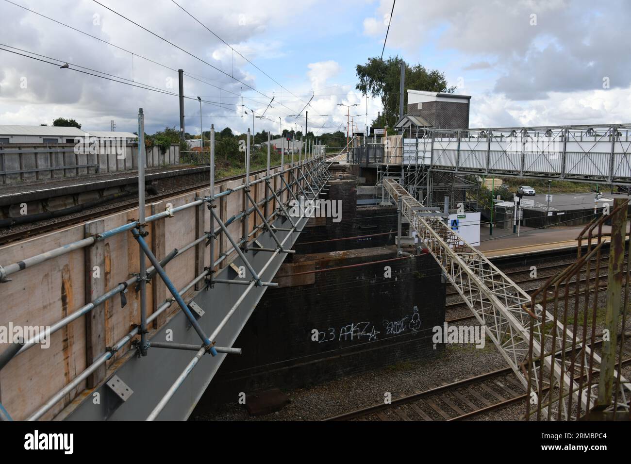 Lichfield Trent Valley mostra lo stato temporaneo della piattaforma della Cross City Line 3 in seguito alla rimozione di infrastrutture non sicure nel luglio 2023. Foto Stock Lichfield Trent Valley mostra lo stato temporaneo della piattaforma della Cross City Line 3 in seguito alla rimozione di infrastrutture non sicure nel luglio 2023. Foto Stock