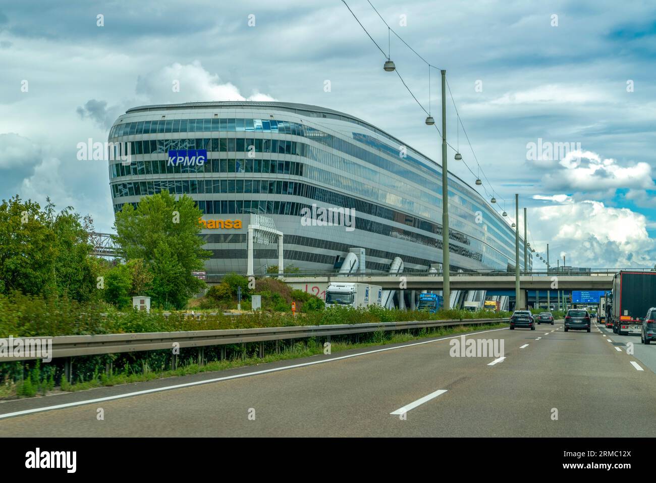 Francoforte, Germania-01 agosto 2023: Lo Squaire è un edificio per uffici. Si trova in cima a una stazione ferroviaria esistente (Aeroporto di Francoforte a lunga distanza sta Foto Stock