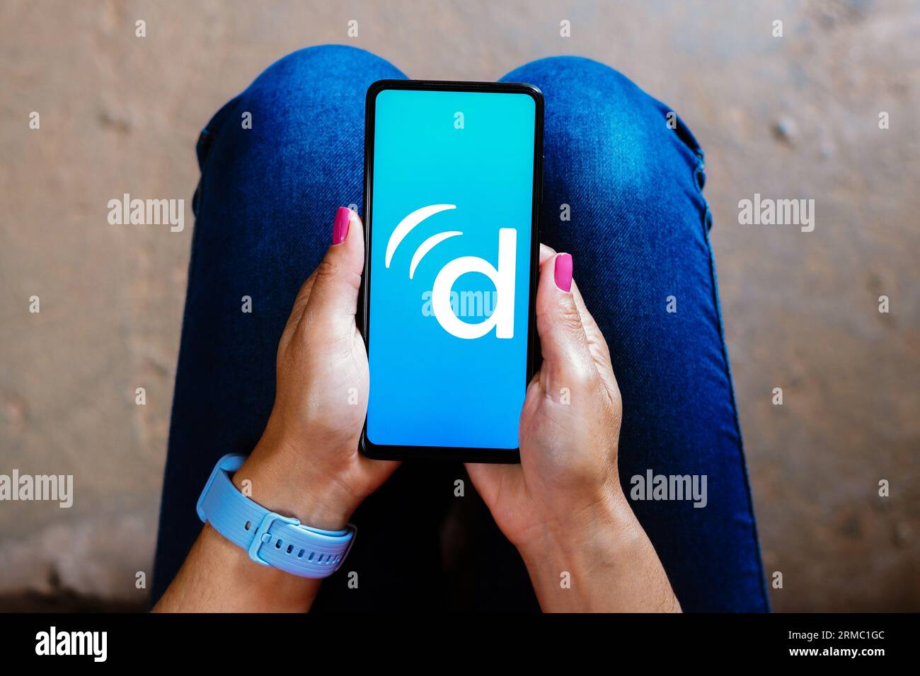 In questa immagine, il logo Doximity visualizzato su uno smartphone. Foto Stock