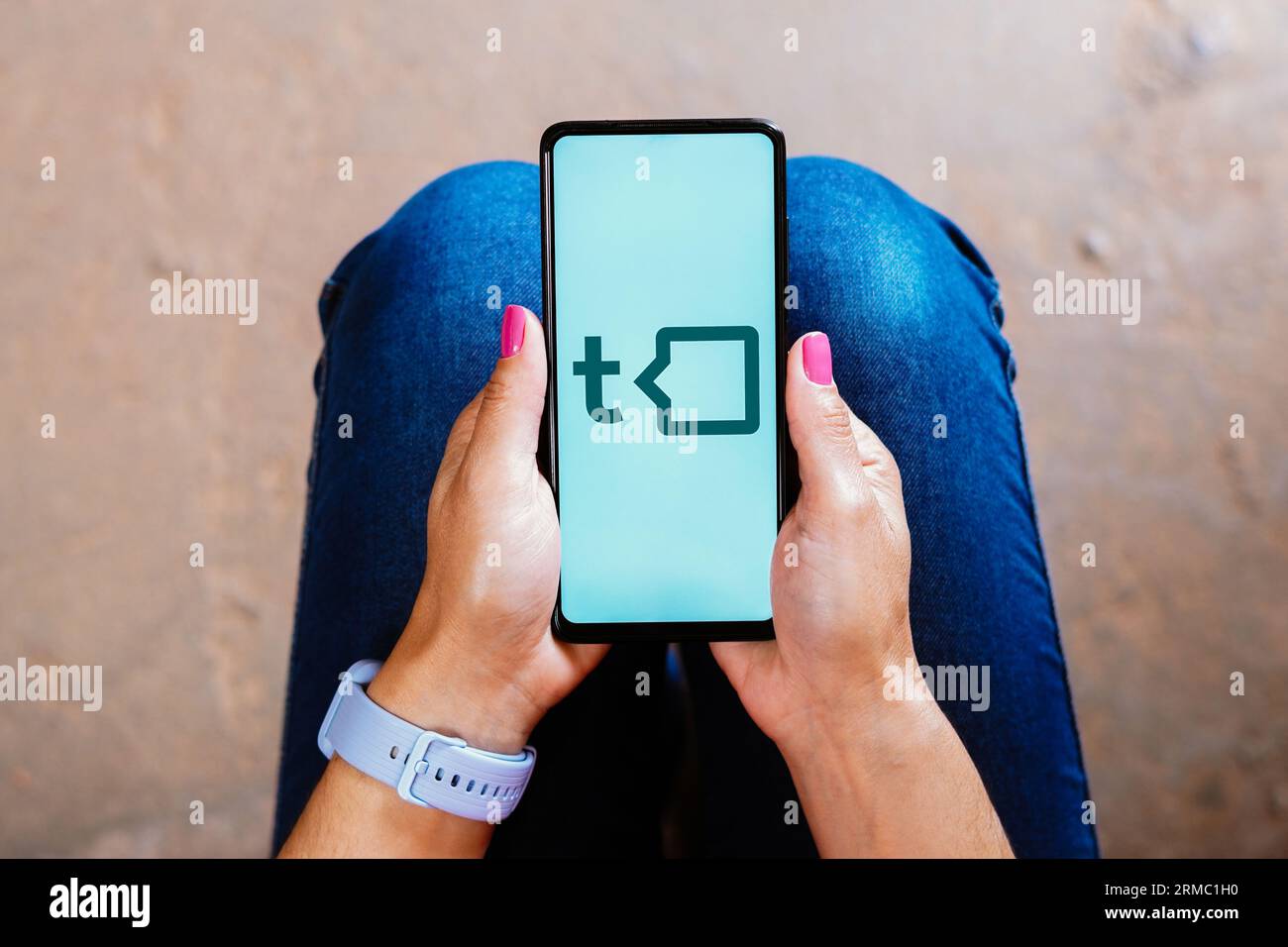 In questa immagine, il logo Talkspace visualizzato su uno smartphone. Foto Stock