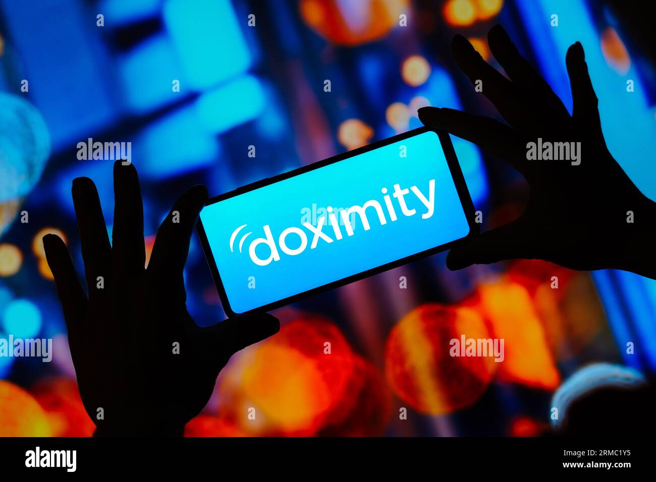 In questa immagine, il logo Doximity visualizzato su uno smartphone. Foto Stock