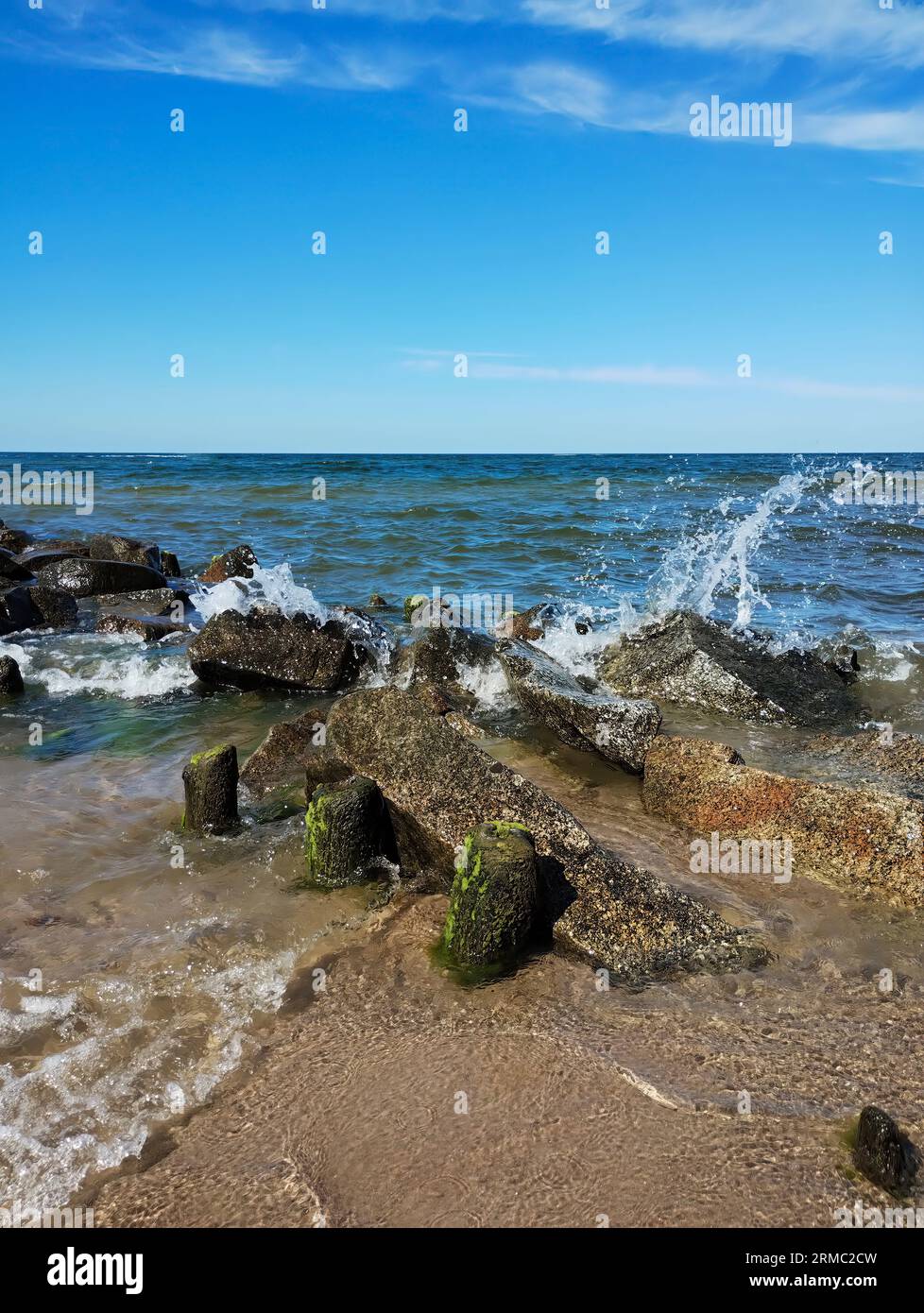 spruzzi d'onda sulle rocce - movimento congelato delle onde marine Foto Stock