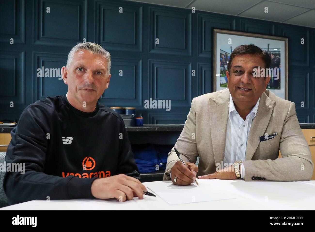 Hartlepool, Regno Unito, 26 agosto 2023. Il manager dell'Hartlepool United John Askey firma un nuovo contratto triennale con il presidente del club Raj Singh (r) durante la partita della Vanarama National League tra Hartlepool United e AFC Fylde al Victoria Park di Hartlepool sabato 26 agosto 2023. (Foto: Mark Fletcher | mi News) crediti: MI News & Sport /Alamy Live News Foto Stock