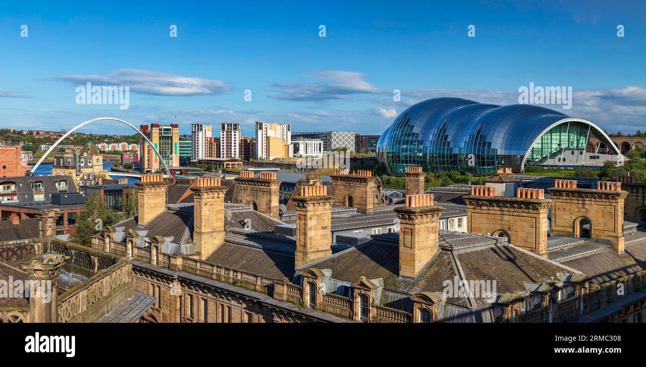 Vista diurna dal Tyne Bridge che si affaccia sul fiume Tyne verso il Glasshouse International Centre for Music Foto Stock