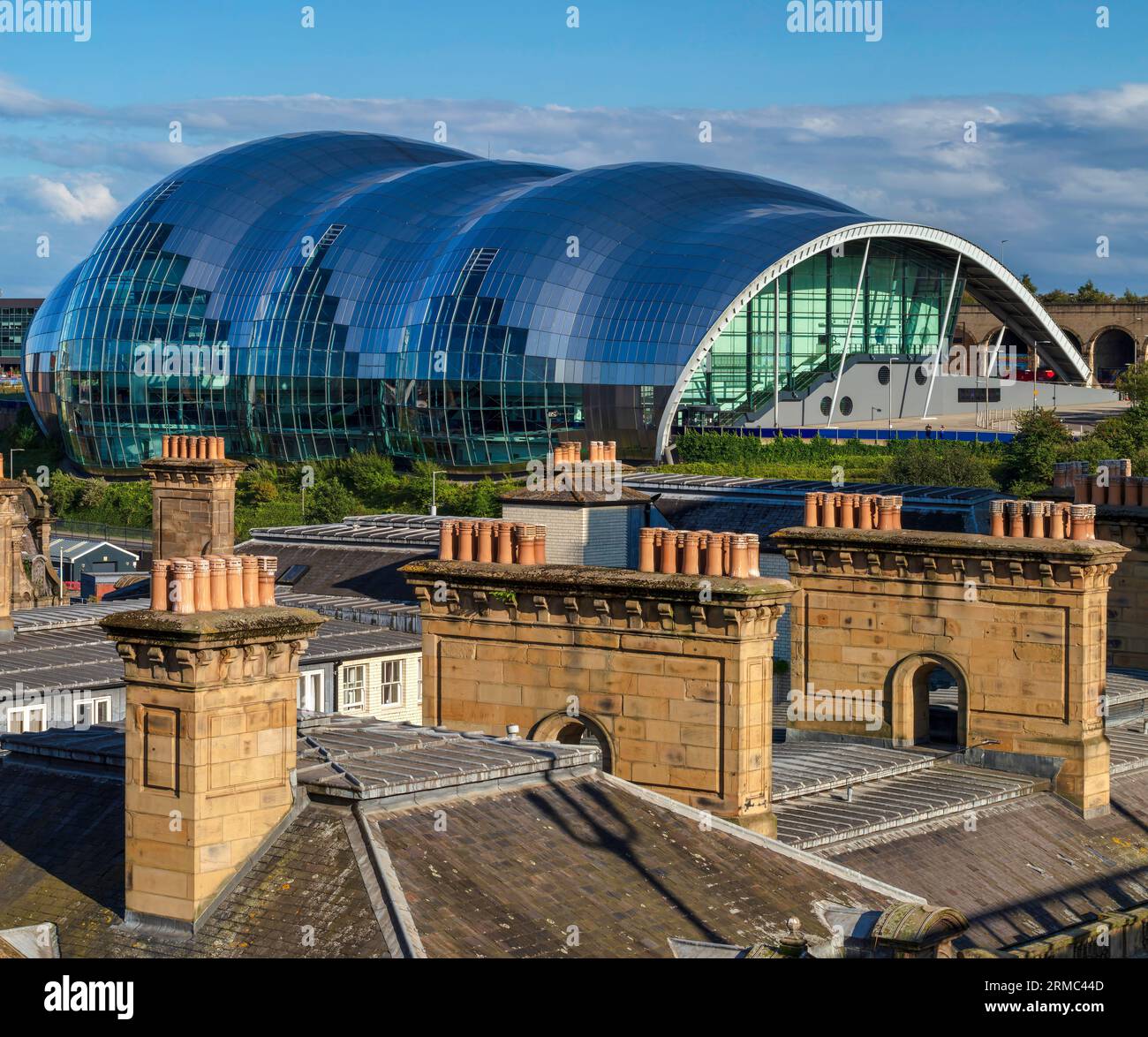 Vista diurna dal Tyne Bridge che si affaccia sul fiume Tyne verso il Glasshouse International Centre for Music Foto Stock