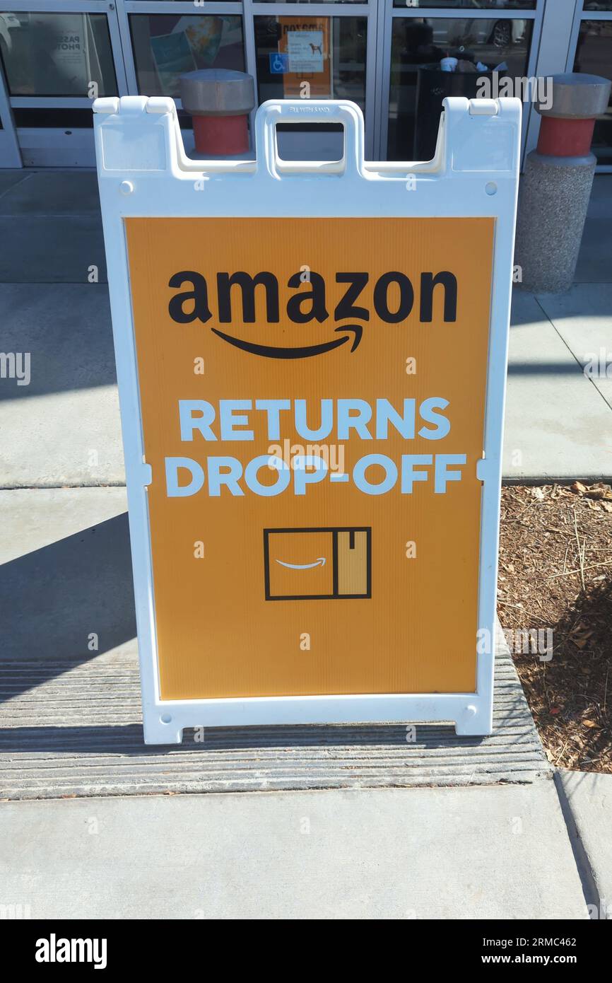 Menifee, CA, USA - 24 agosto 2023: Un cartello di riconsegna su Amazon all'esterno del negozio di forniture per ufficio. Foto Stock