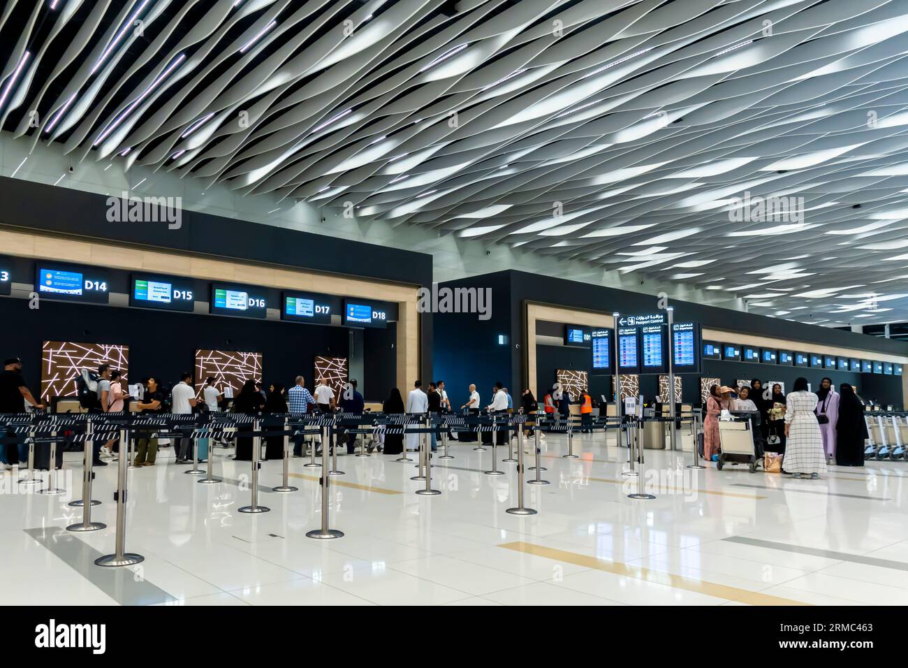 Interno dell'aeroporto del Bahrain. Passeggeri al check-in Foto Stock