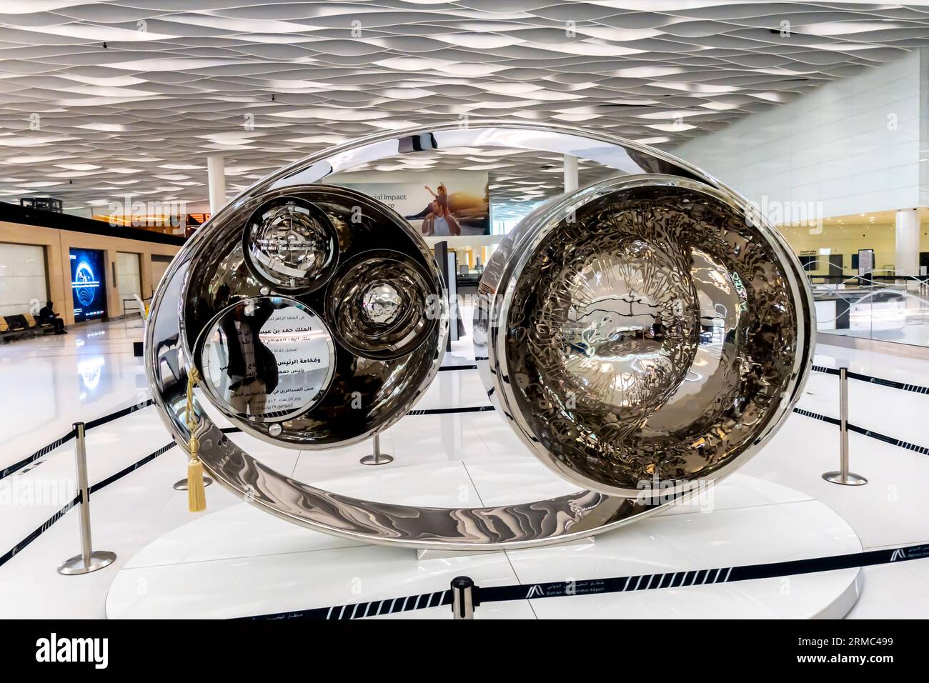 Una scultura commemorativa presso l'aeroporto del Bahrain è dedicata all'apertura del terminal. Foto Stock