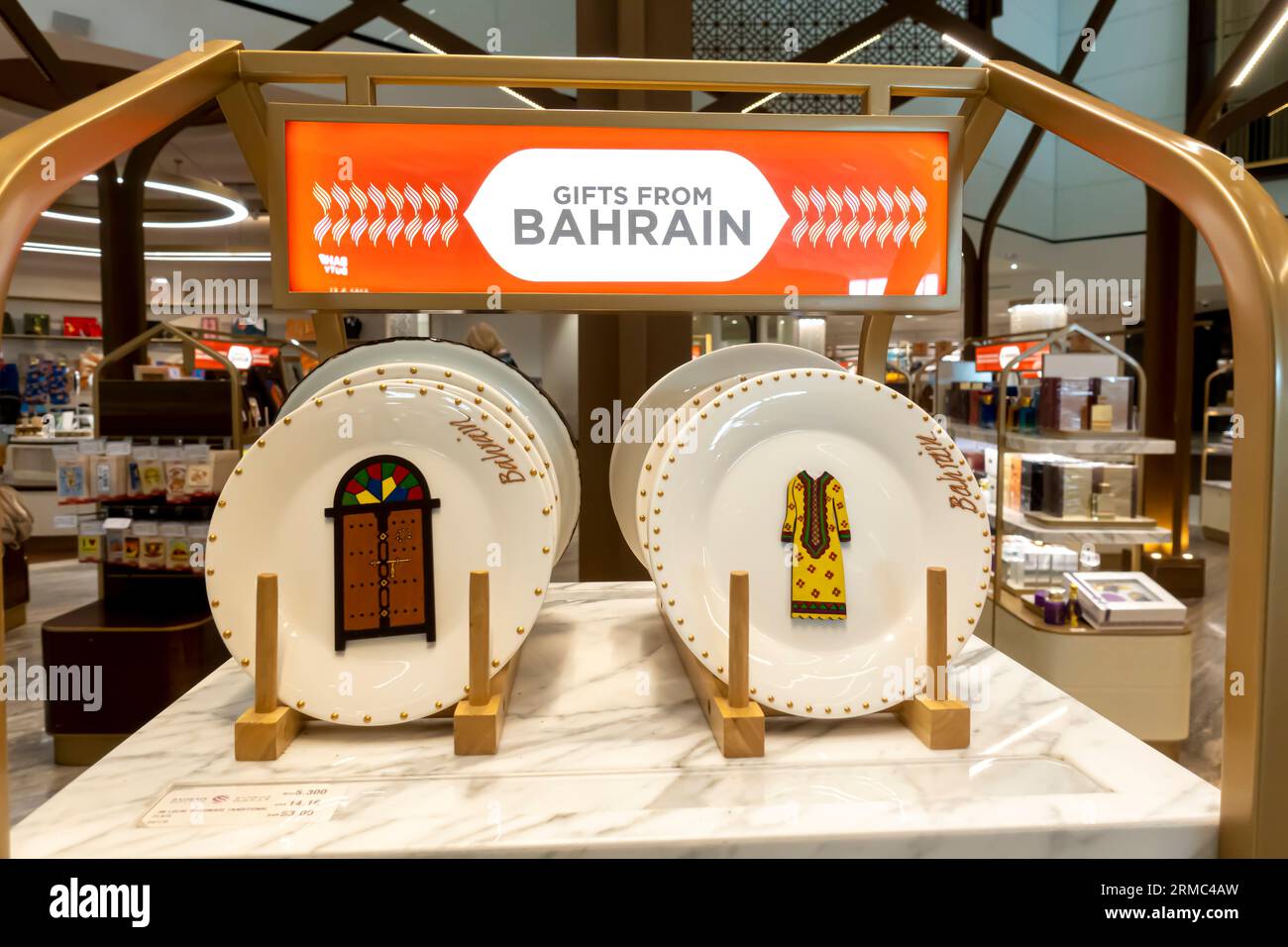 Articoli da regalo del duty free Bahrein - piatti decorati in mostra Foto Stock