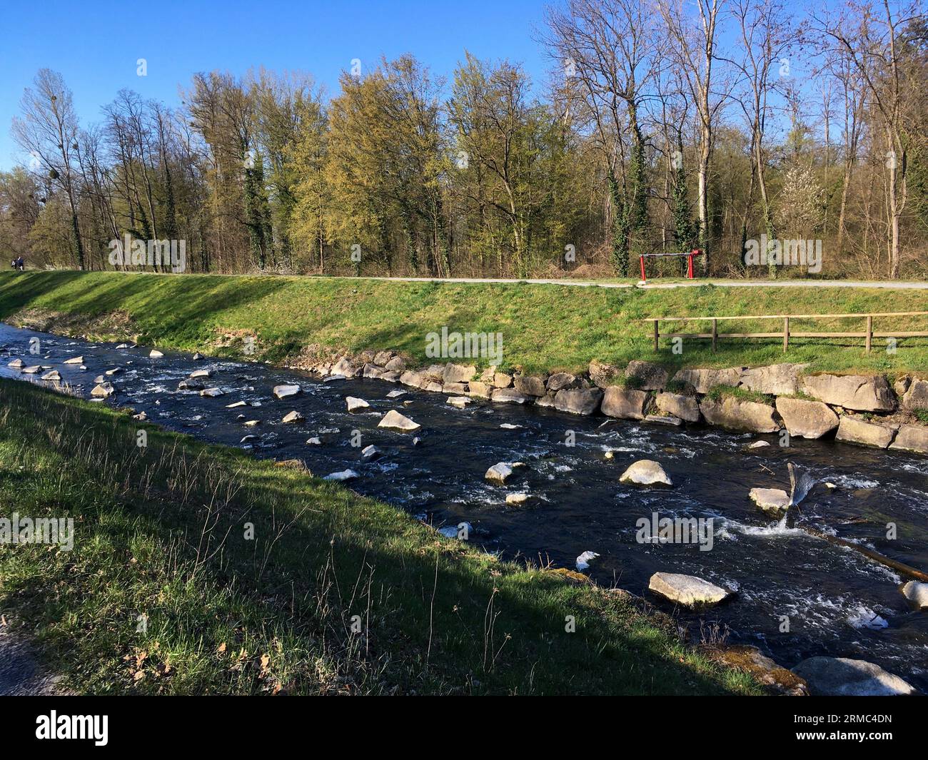 Sandbach bei Iffezheim, Überlauf Kanal mit großen Steinen im Wasser Foto Stock
