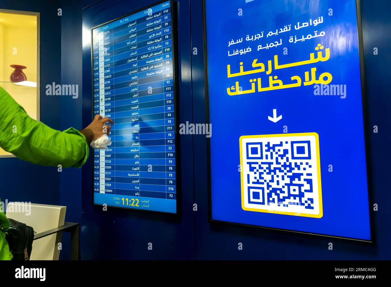 Schermata informativa sulle partenze dei voli con codice QR all'aeroporto di Dubai Foto Stock