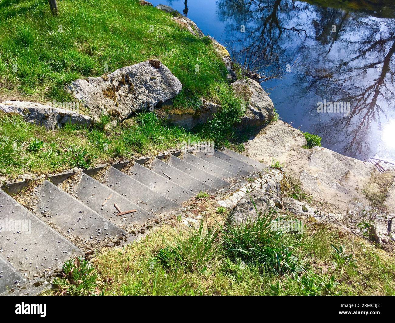 Sandbach bei Iffezheim, Überlauf Kanal mit Treppe zum Wasser Foto Stock