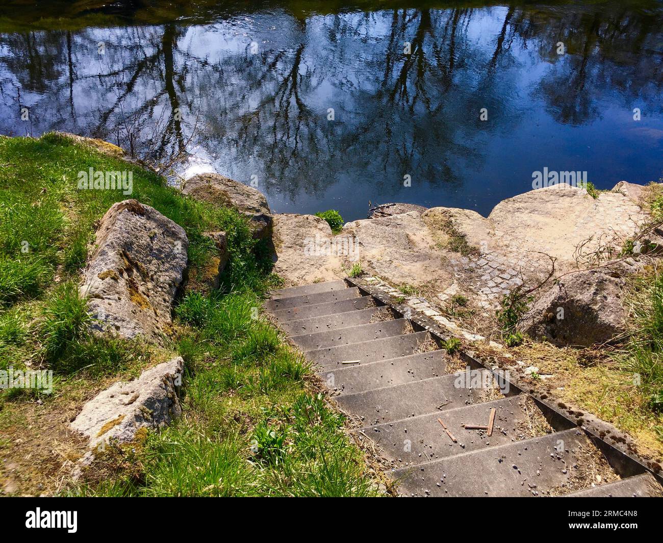 Sandbach bei Iffezheim, Überlauf Kanal mit Treppe zum Wasser Foto Stock