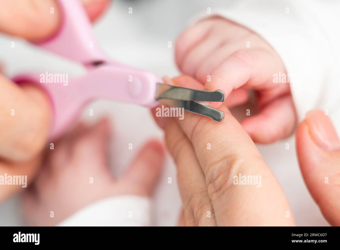 La cura della madre per le unghie neonate. Concetto di cura delle unghie dettagliata e delicata Foto Stock