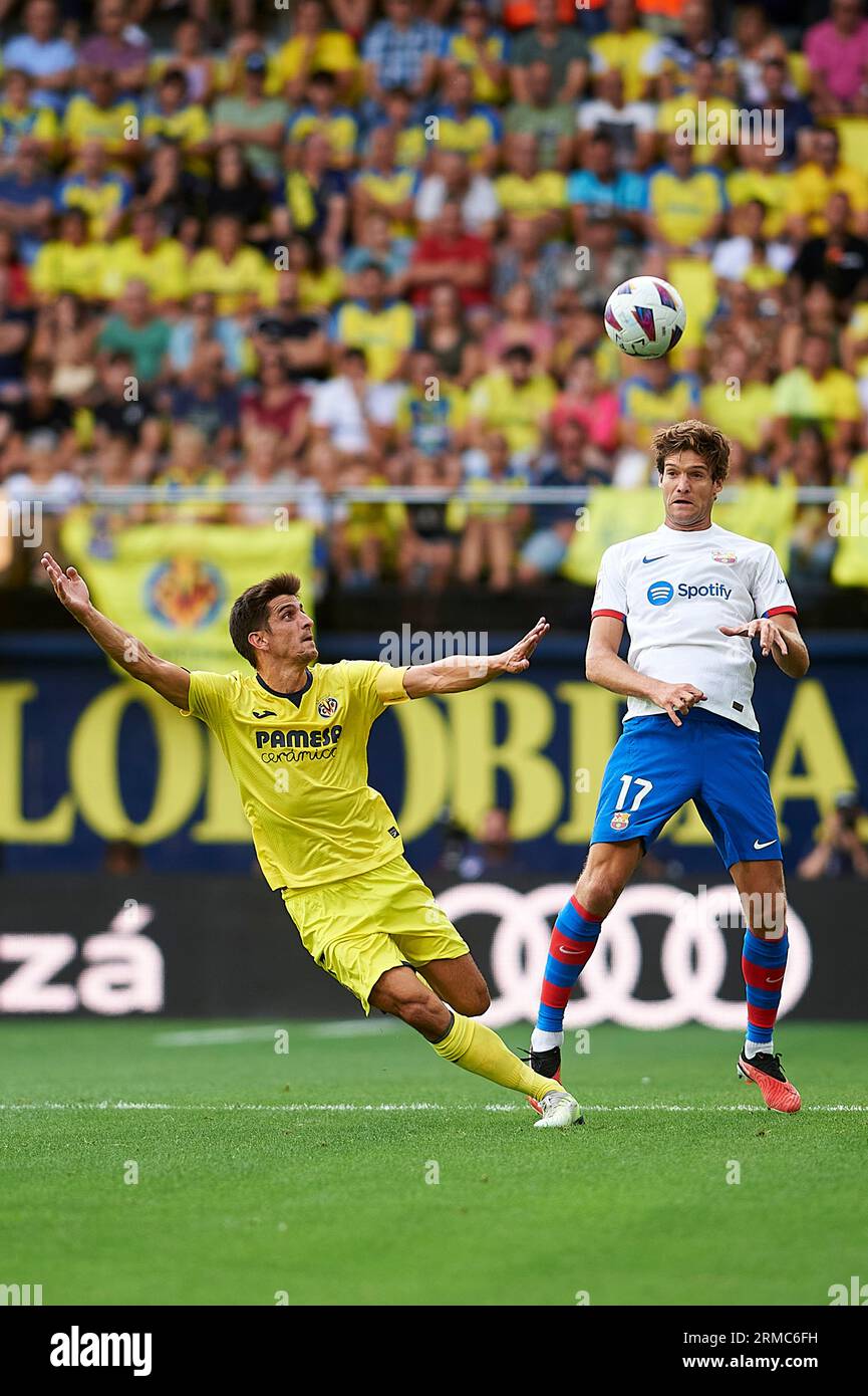 Gerard Moreno del Villarreal CF, Marcos Alonso del Barcellona CF in azione durante la Liga EA Sport Regular Season Round 3 il 27 agosto 2023 a Ceram Foto Stock