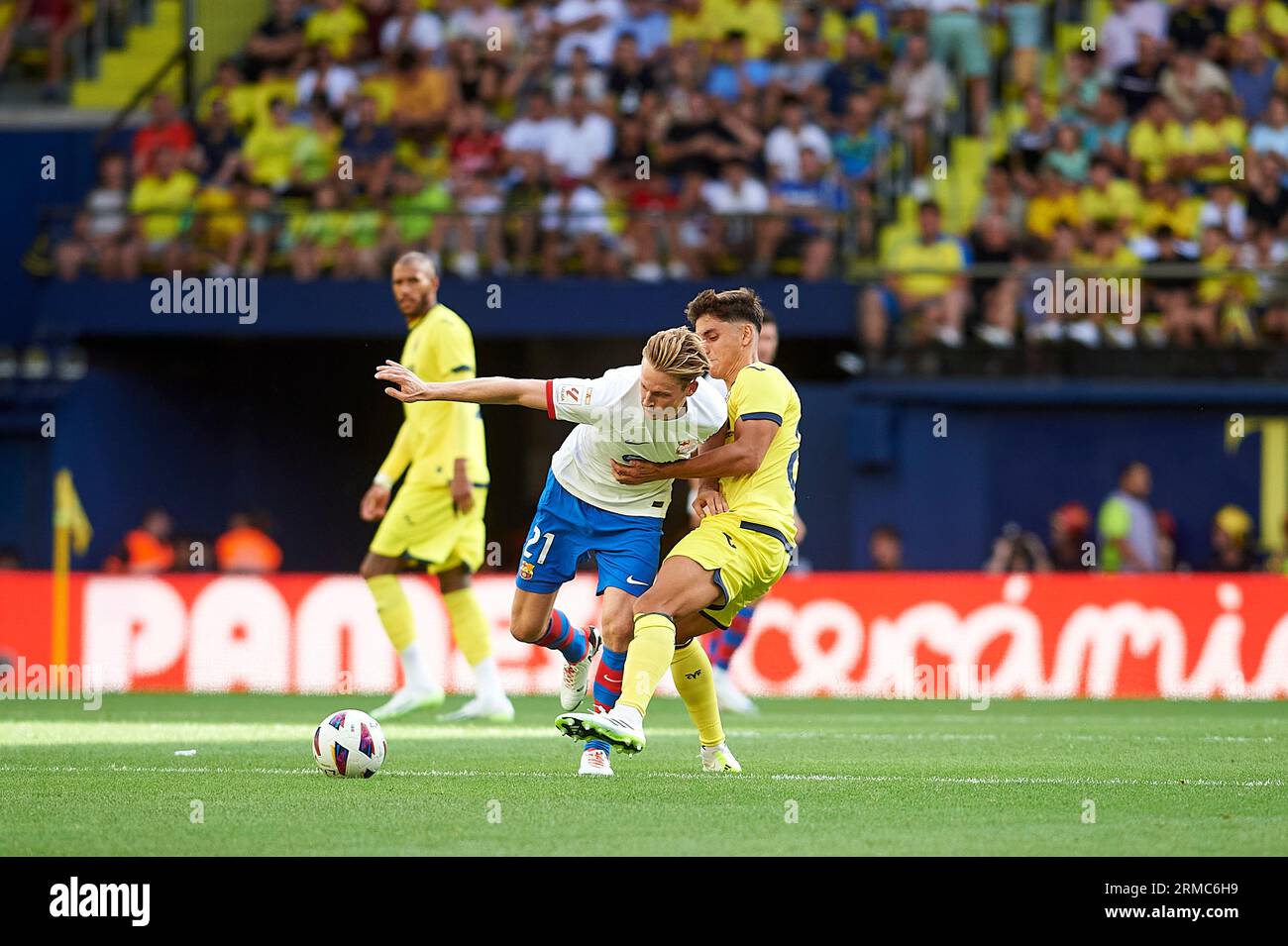 Frenkie de Jong di Barcellona CF, Ramon Terrats di Villarreal CF in azione durante la Liga EA Sport Regular Season Round 3 il 27 agosto 2023 al CER Foto Stock