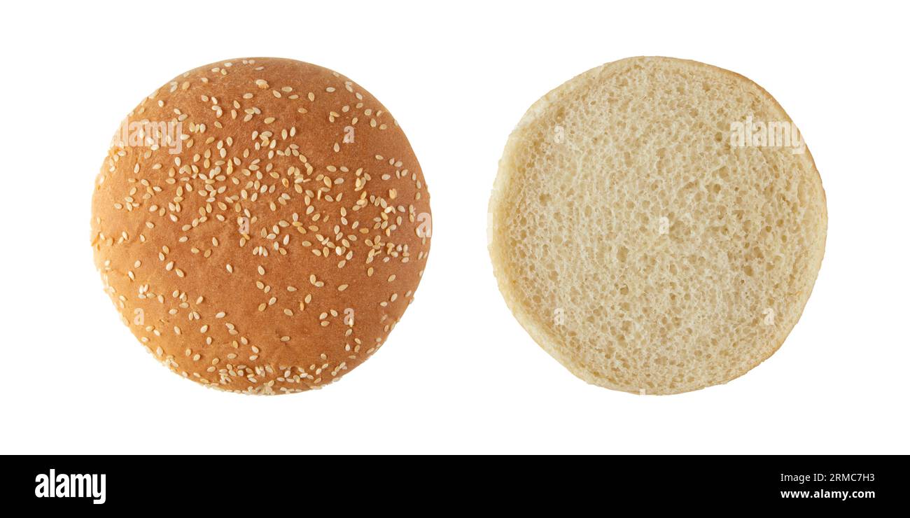 Panino sesamo per hamburger con vista dall'alto isolato su bianco. Pane rotondo con semi di sesamo tagliati a metà. Parti superiore e inferiore separate. Foto Stock