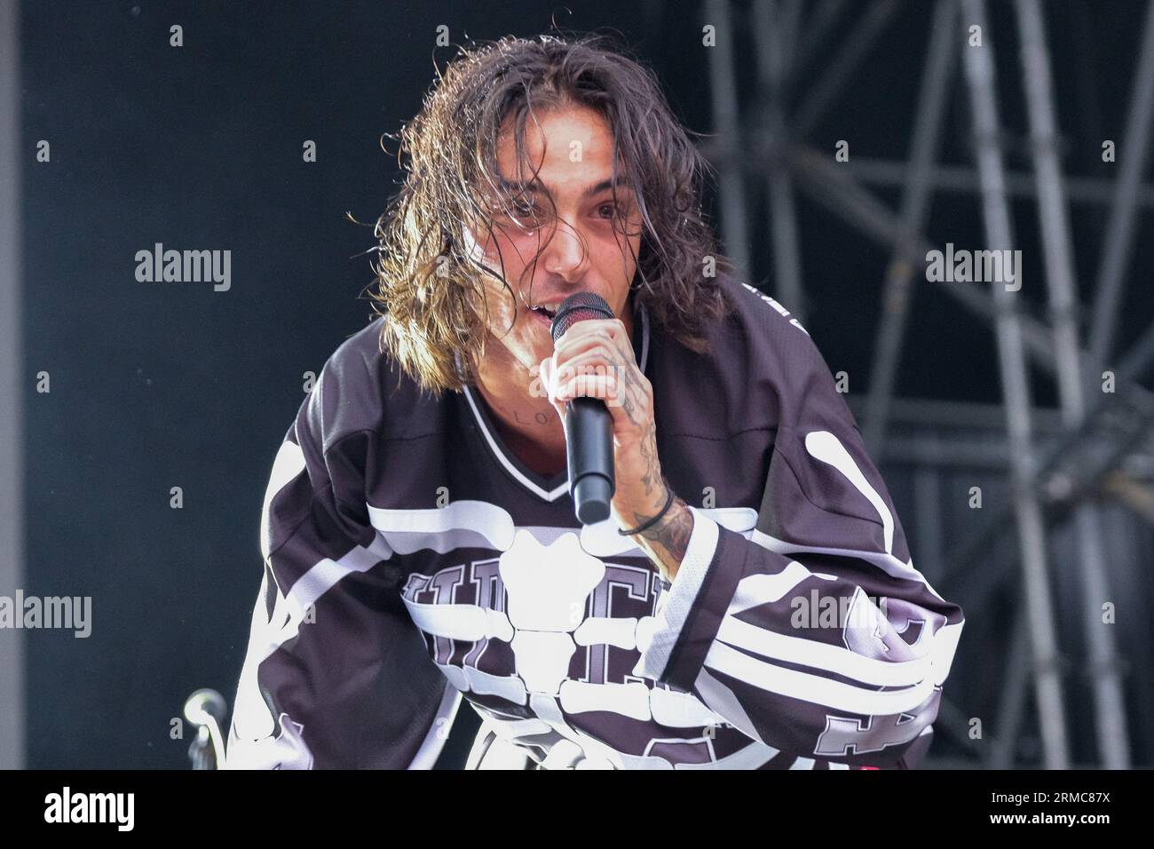 Naska, nome d'arte di Diego Caterbetti durante le sue esibizioni dal vivo al ama Music Festival il 26 agosto 2023 a Romano d'Ezzelino, Vicenza, Italia. Foto Stock