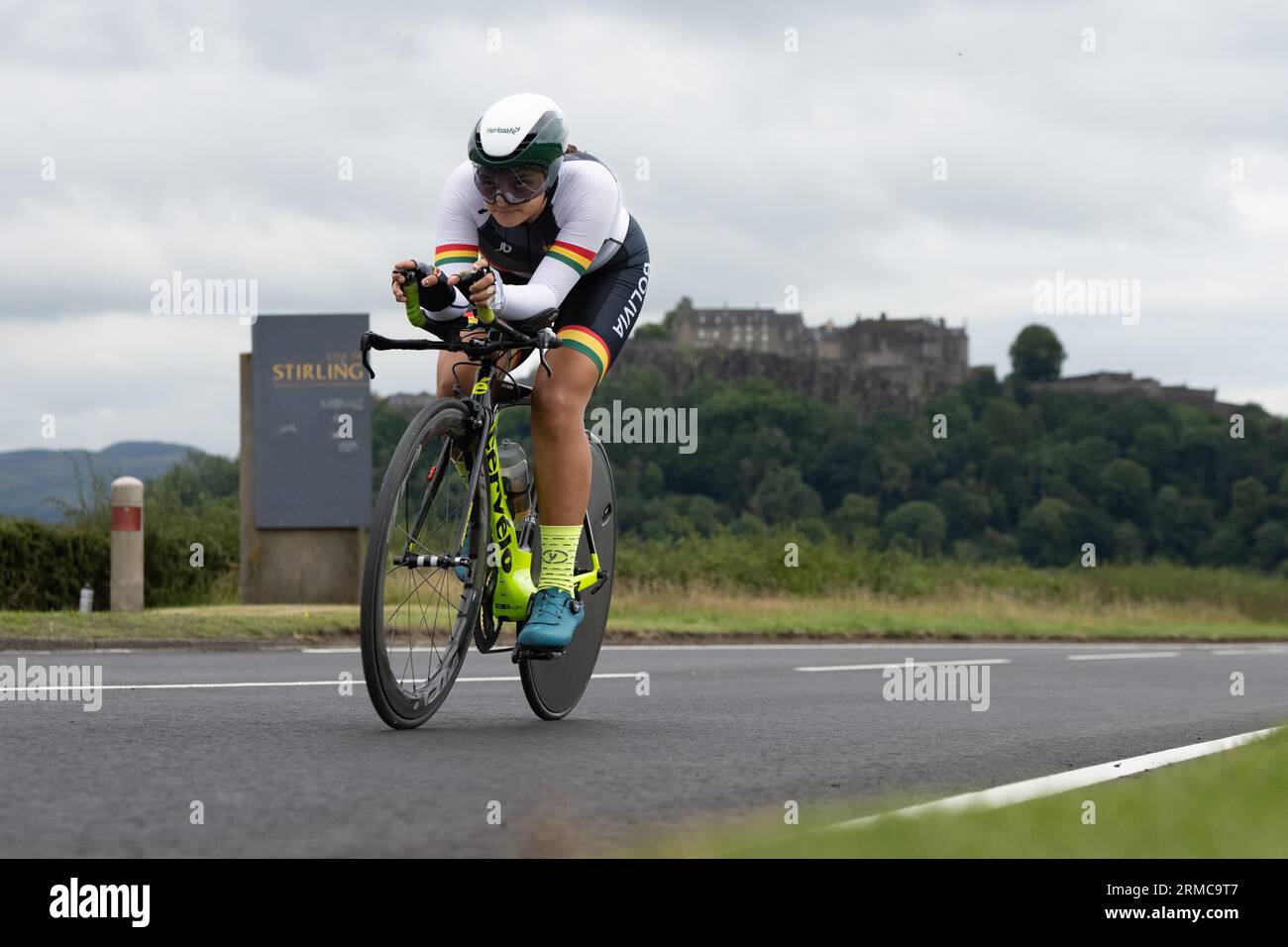 Abigail Sarabia Ricaldez della Bolivia gareggia nella cronometro individuale femminile a Stirling, Scozia - UCI Cycling World Championships 2023 Foto Stock