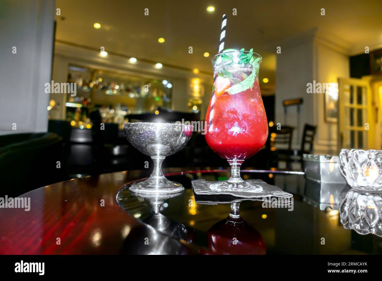 Vetro Virgin Bloody Mary, sfondo interno bar Foto Stock