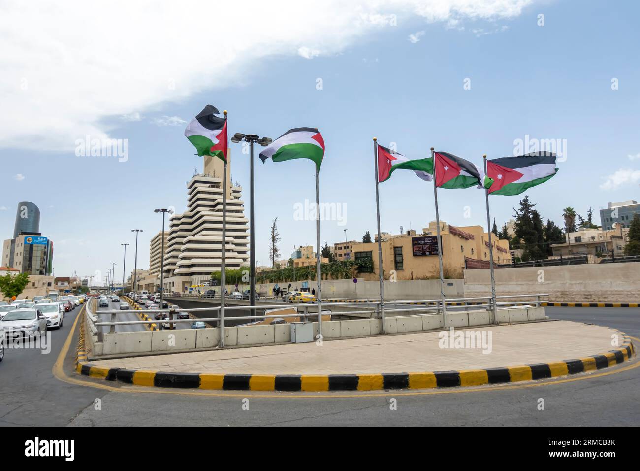 Al-Dakhliya Circle, Amman, Giordania. Edificio al-Iskan Bank con uffici della Housing Bank for Trade and Finance ad Amman, Giordania. Traffico stradale, strade Foto Stock