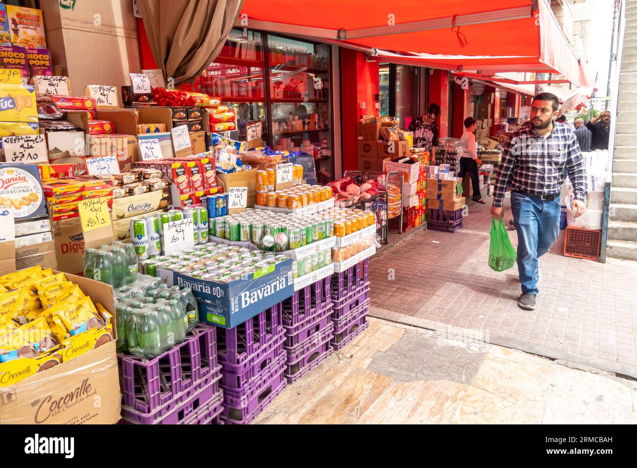 Mercato delle bancarelle di strada che vende cibi e bevande popolari Amman Jordan Foto Stock