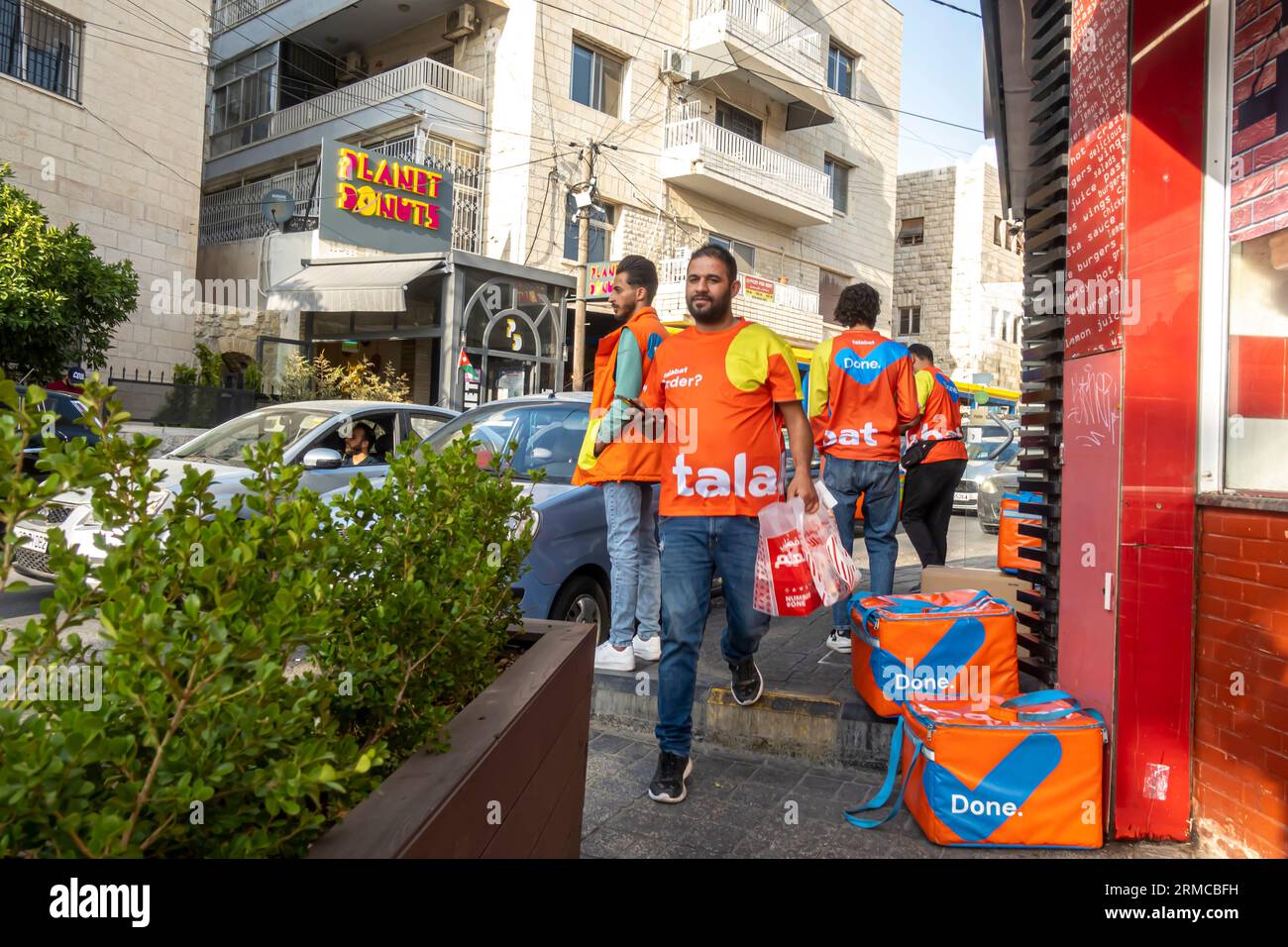 I dipendenti del servizio di consegna di cibo presso il punto di consegna Tala hanno fatto consegne di cibo Amman Jordan Foto Stock