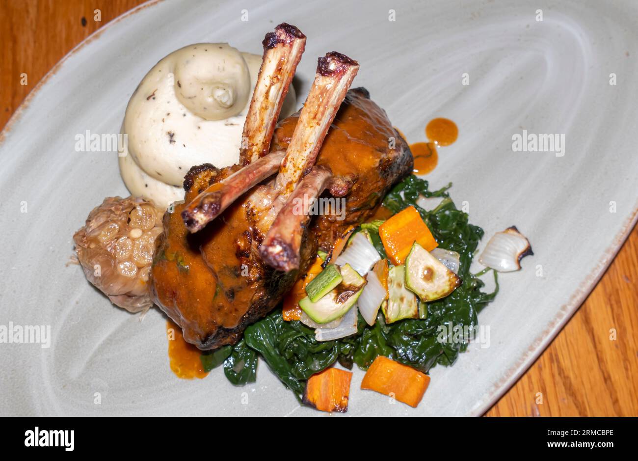Costolette di Agnello, costolette di agnello arrosto, salsa alla menta, verdure. Scottadito, costolette di agnello in stile romano. Ristorante il Terazzo. Mar morto, Giordania Foto Stock