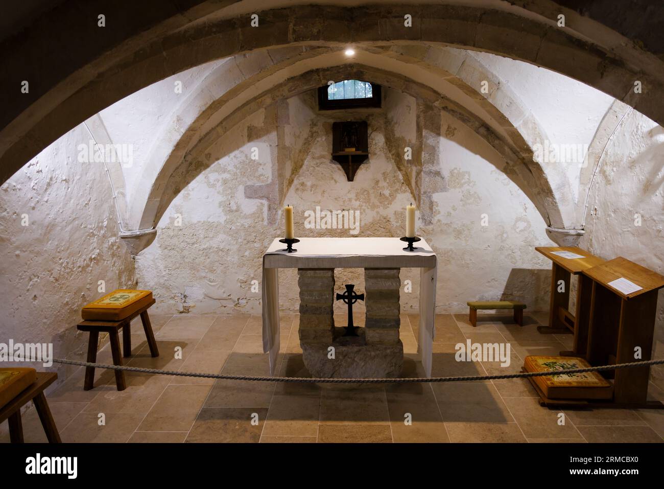 La cripta e l'altare nella storica chiesa della Santissima Trinità a Bosham, un villaggio costiero nel porto di Chichester, nel West Sussex, nel sud dell'Inghilterra Foto Stock