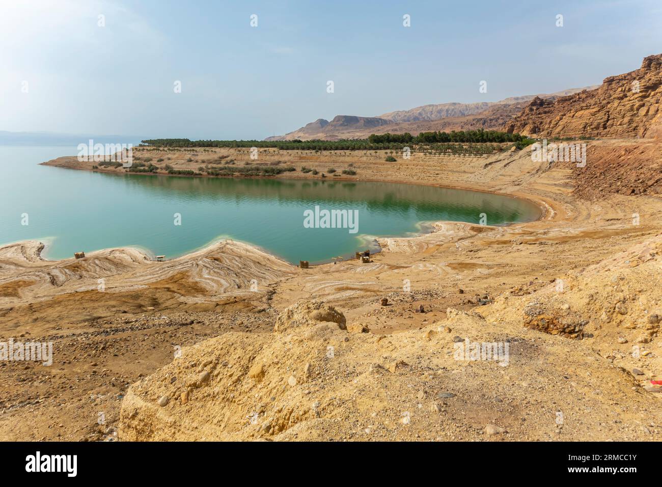 Sosta turistica di rocce salate sulla costa del Mar morto in Giordania Foto Stock